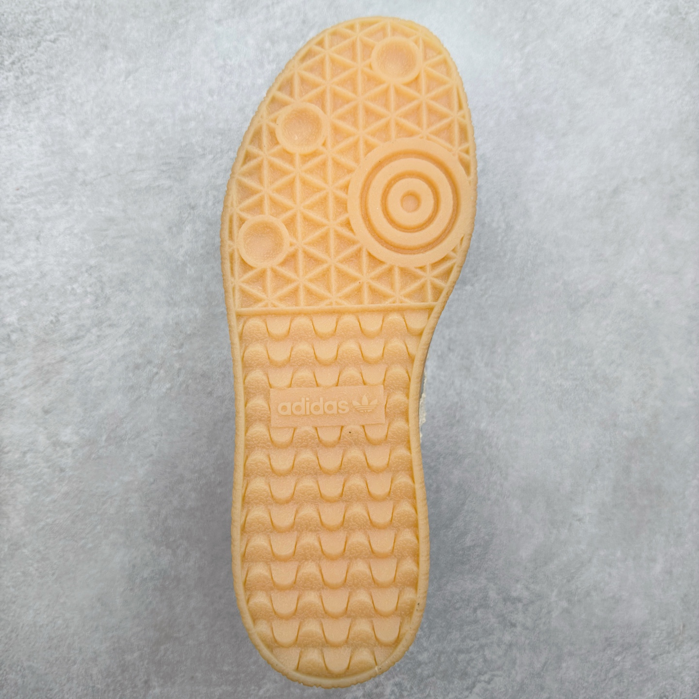 图片[9]-AD Samba XLG 桑巴舞加大厚底版系列德训风百搭松糕休闲运动板鞋生胶底 IG5745 自Originals Samba成功借势Blokecore风潮一跃成为街头巷尾的焦点鞋款后,不论是围绕Samba本身打造的各式「变种版本」,还是以Samba为蓝本打造联名鞋款,都成为了时尚潮流人士日常穿搭首选。Samba XLG是adidas Originals不断扩展XLG系列的一部分,旨在与年轻文化相契合,迎合那些希望通过个性时尚表达自我而不愿牺牲舒适度的年轻群体。街头时尚领域的Gen Z特别偏爱宽松的穿着风格。Samba XLG针对这一点做了创新。它在延续Samba OG经典设计的基础上,迎合年轻群体的穿着习惯,重塑为宽大的鞋身比例轮廓以及加厚中底,让消费者轻松展示自己独特的风格。全新的Samba XLG系列不仅迎合了当下年轻群体的穿搭习惯,加宽了鞋身比例以及将中底进一步增厚,在视觉比例上更加饱满,同时还保留了经典Samba的细节,这样一来,鞋迷朋友在穿搭上不仅能更加个性化,而且还能延续一定的复古感受。尺码：36 36⅔ 37⅓ 38 38⅔ 39⅓ 40 40⅔ 41⅓ 42 42⅔ 43⅓ 44 45-选品中心