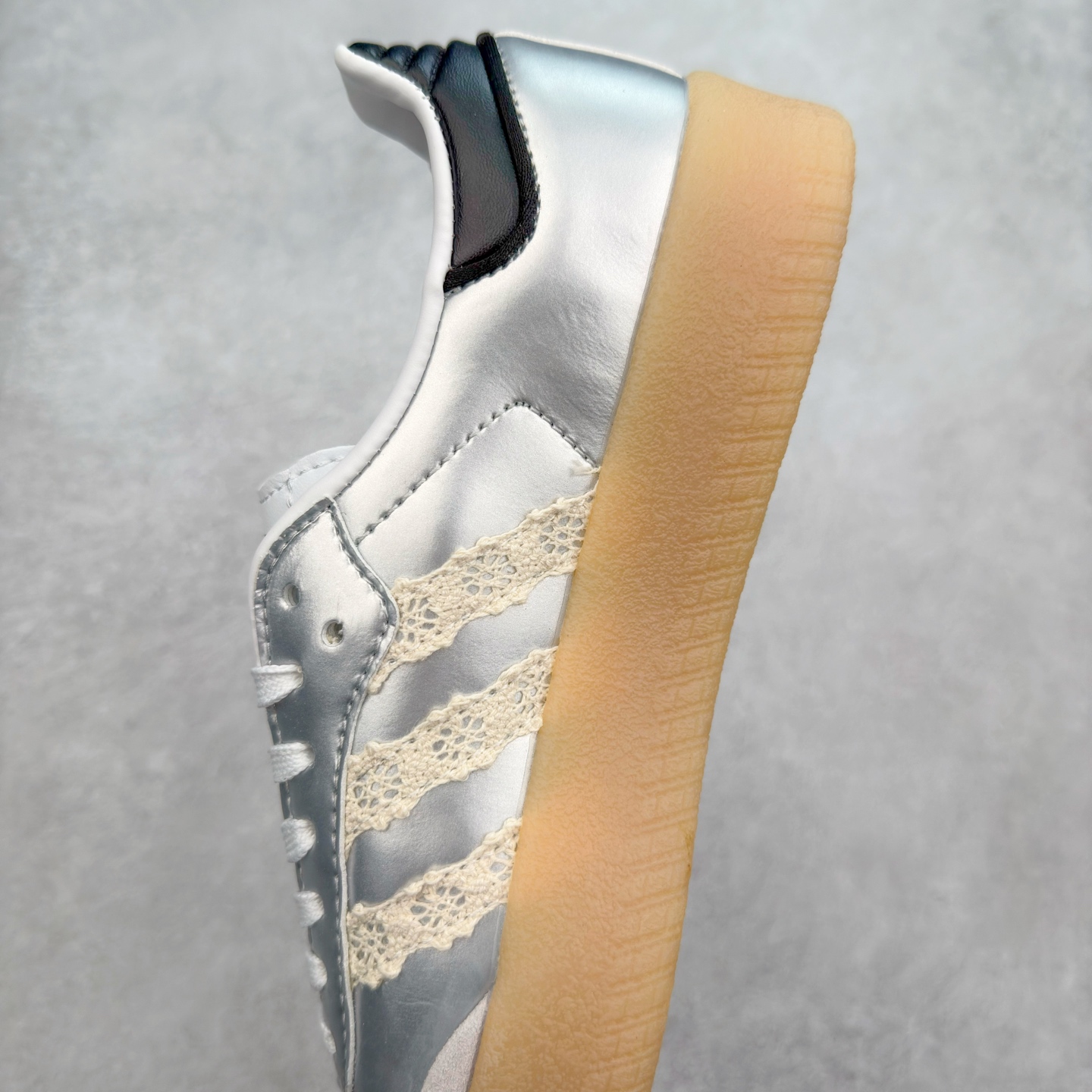 图片[7]-AD Samba XLG 桑巴舞加大厚底版系列德训风百搭松糕休闲运动板鞋生胶底 IG5745 自Originals Samba成功借势Blokecore风潮一跃成为街头巷尾的焦点鞋款后,不论是围绕Samba本身打造的各式「变种版本」,还是以Samba为蓝本打造联名鞋款,都成为了时尚潮流人士日常穿搭首选。Samba XLG是adidas Originals不断扩展XLG系列的一部分,旨在与年轻文化相契合,迎合那些希望通过个性时尚表达自我而不愿牺牲舒适度的年轻群体。街头时尚领域的Gen Z特别偏爱宽松的穿着风格。Samba XLG针对这一点做了创新。它在延续Samba OG经典设计的基础上,迎合年轻群体的穿着习惯,重塑为宽大的鞋身比例轮廓以及加厚中底,让消费者轻松展示自己独特的风格。全新的Samba XLG系列不仅迎合了当下年轻群体的穿搭习惯,加宽了鞋身比例以及将中底进一步增厚,在视觉比例上更加饱满,同时还保留了经典Samba的细节,这样一来,鞋迷朋友在穿搭上不仅能更加个性化,而且还能延续一定的复古感受。尺码：36 36⅔ 37⅓ 38 38⅔ 39⅓ 40 40⅔ 41⅓ 42 42⅔ 43⅓ 44 45-选品中心