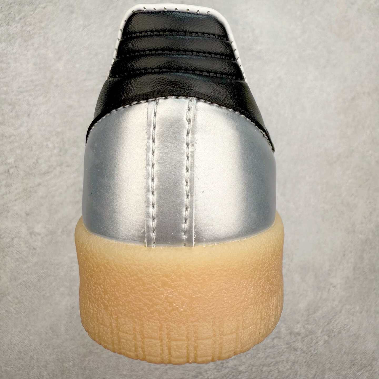 图片[8]-AD Samba XLG 桑巴舞加大厚底版系列德训风百搭松糕休闲运动板鞋生胶底 IG5745 自Originals Samba成功借势Blokecore风潮一跃成为街头巷尾的焦点鞋款后,不论是围绕Samba本身打造的各式「变种版本」,还是以Samba为蓝本打造联名鞋款,都成为了时尚潮流人士日常穿搭首选。Samba XLG是adidas Originals不断扩展XLG系列的一部分,旨在与年轻文化相契合,迎合那些希望通过个性时尚表达自我而不愿牺牲舒适度的年轻群体。街头时尚领域的Gen Z特别偏爱宽松的穿着风格。Samba XLG针对这一点做了创新。它在延续Samba OG经典设计的基础上,迎合年轻群体的穿着习惯,重塑为宽大的鞋身比例轮廓以及加厚中底,让消费者轻松展示自己独特的风格。全新的Samba XLG系列不仅迎合了当下年轻群体的穿搭习惯,加宽了鞋身比例以及将中底进一步增厚,在视觉比例上更加饱满,同时还保留了经典Samba的细节,这样一来,鞋迷朋友在穿搭上不仅能更加个性化,而且还能延续一定的复古感受。尺码：36 36⅔ 37⅓ 38 38⅔ 39⅓ 40 40⅔ 41⅓ 42 42⅔ 43⅓ 44 45-选品中心