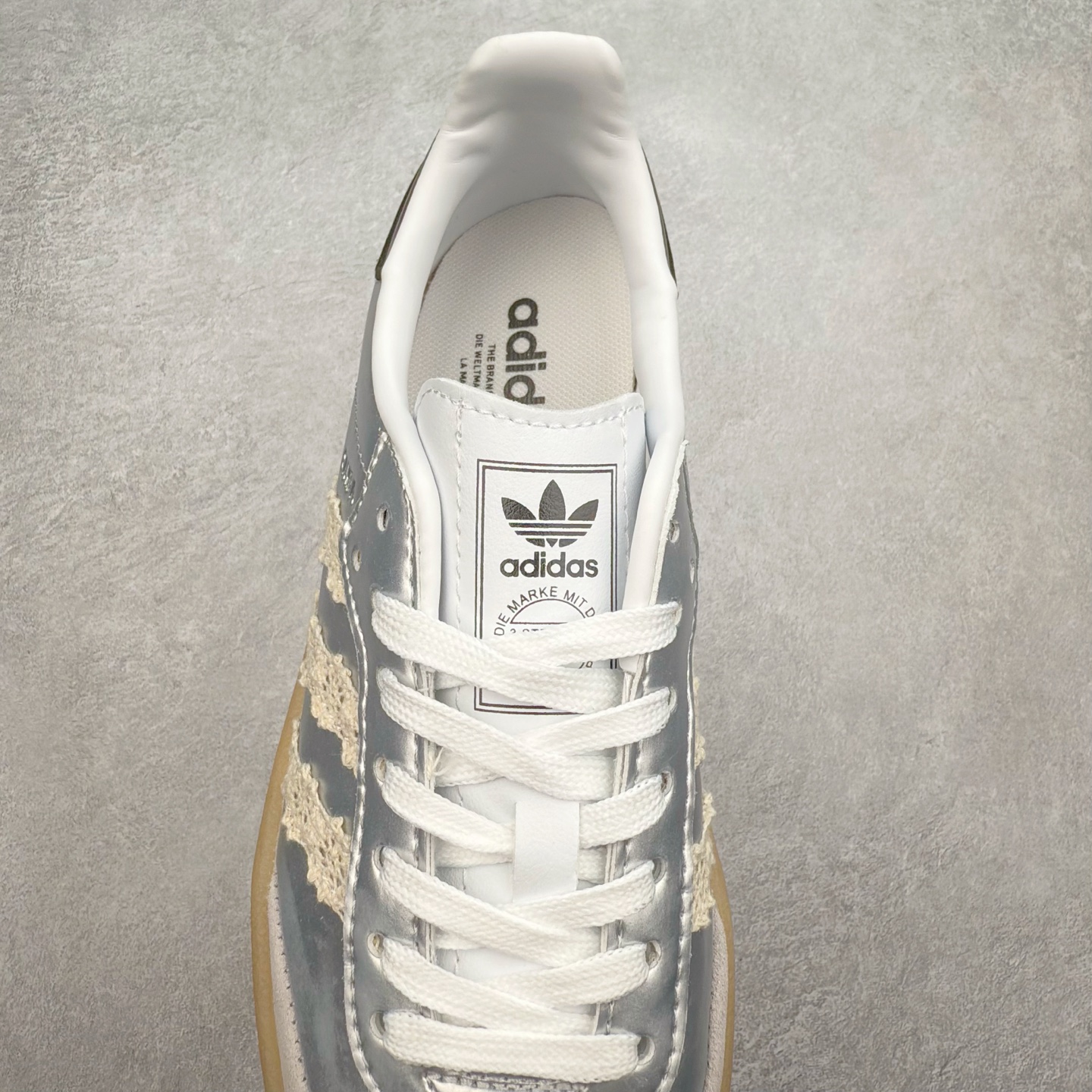 图片[5]-AD Samba XLG 桑巴舞加大厚底版系列德训风百搭松糕休闲运动板鞋生胶底 IG5745 自Originals Samba成功借势Blokecore风潮一跃成为街头巷尾的焦点鞋款后,不论是围绕Samba本身打造的各式「变种版本」,还是以Samba为蓝本打造联名鞋款,都成为了时尚潮流人士日常穿搭首选。Samba XLG是adidas Originals不断扩展XLG系列的一部分,旨在与年轻文化相契合,迎合那些希望通过个性时尚表达自我而不愿牺牲舒适度的年轻群体。街头时尚领域的Gen Z特别偏爱宽松的穿着风格。Samba XLG针对这一点做了创新。它在延续Samba OG经典设计的基础上,迎合年轻群体的穿着习惯,重塑为宽大的鞋身比例轮廓以及加厚中底,让消费者轻松展示自己独特的风格。全新的Samba XLG系列不仅迎合了当下年轻群体的穿搭习惯,加宽了鞋身比例以及将中底进一步增厚,在视觉比例上更加饱满,同时还保留了经典Samba的细节,这样一来,鞋迷朋友在穿搭上不仅能更加个性化,而且还能延续一定的复古感受。尺码：36 36⅔ 37⅓ 38 38⅔ 39⅓ 40 40⅔ 41⅓ 42 42⅔ 43⅓ 44 45-选品中心