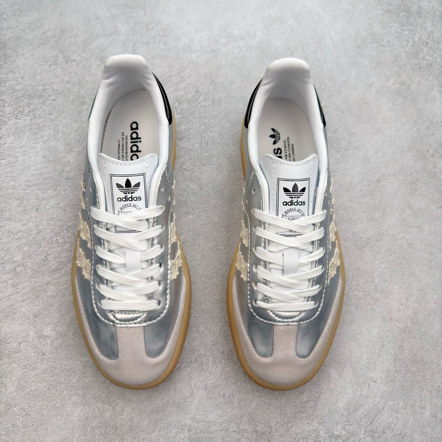 图片[2]-AD Samba XLG 桑巴舞加大厚底版系列德训风百搭松糕休闲运动板鞋生胶底 IG5745 自Originals Samba成功借势Blokecore风潮一跃成为街头巷尾的焦点鞋款后,不论是围绕Samba本身打造的各式「变种版本」,还是以Samba为蓝本打造联名鞋款,都成为了时尚潮流人士日常穿搭首选。Samba XLG是adidas Originals不断扩展XLG系列的一部分,旨在与年轻文化相契合,迎合那些希望通过个性时尚表达自我而不愿牺牲舒适度的年轻群体。街头时尚领域的Gen Z特别偏爱宽松的穿着风格。Samba XLG针对这一点做了创新。它在延续Samba OG经典设计的基础上,迎合年轻群体的穿着习惯,重塑为宽大的鞋身比例轮廓以及加厚中底,让消费者轻松展示自己独特的风格。全新的Samba XLG系列不仅迎合了当下年轻群体的穿搭习惯,加宽了鞋身比例以及将中底进一步增厚,在视觉比例上更加饱满,同时还保留了经典Samba的细节,这样一来,鞋迷朋友在穿搭上不仅能更加个性化,而且还能延续一定的复古感受。尺码：36 36⅔ 37⅓ 38 38⅔ 39⅓ 40 40⅔ 41⅓ 42 42⅔ 43⅓ 44 45-选品中心