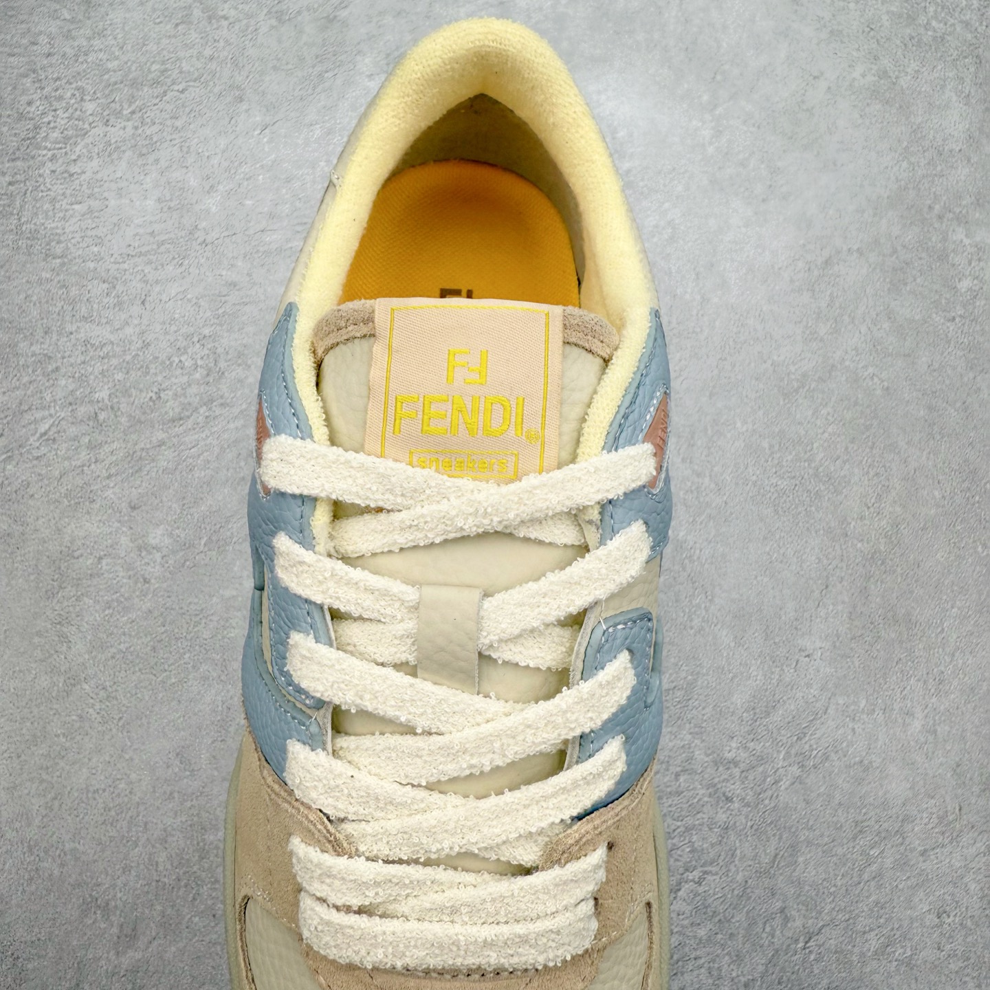 图片[5]-＃纯原 FENDI 芬迪 Match sneaters 魔术贴低帮运动鞋 独家定制 全身20几个细节点全部做到一致还原 吊打市面所有版本 独家原装套装配件官方同源 渠道原装订单 全套专柜包装物及配件#鞋底嵌入核心防伪芯片感应装置 FENDI芬迪match最新爆款情侣款运动鞋板鞋原版购入 高工艺无缝细空胶技术 贴楦误差0.05mm,鞋底采用固特异内外锁死工艺 最大限度弯折永不开胶 原鞋一致效果环保无味 鞋面采用麂皮和皮革拼接组合 logo内里采用毛巾绒里 上脚超级柔软 轻便 舒适搭配卫衣 尺码：35 36 37 38 39 40 41 42 43 44 45-选品中心