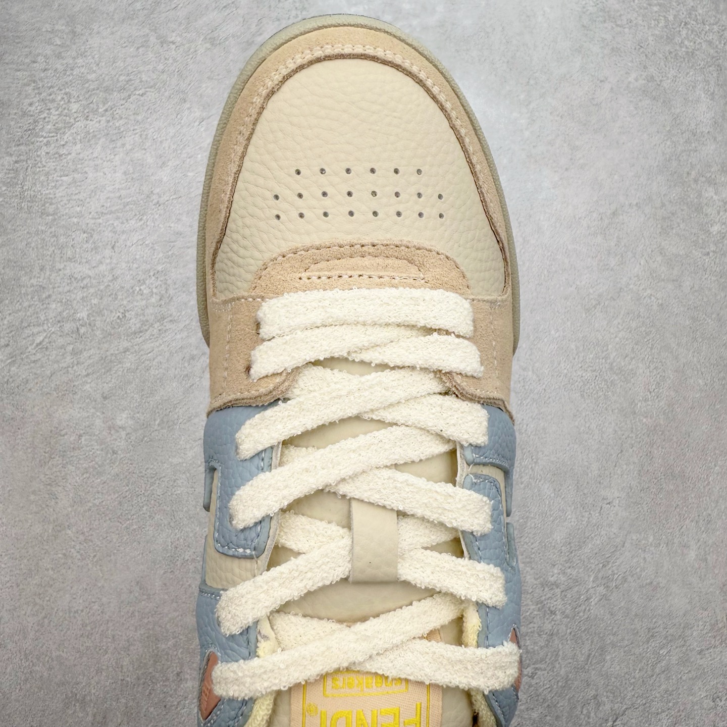 图片[4]-＃纯原 FENDI 芬迪 Match sneaters 魔术贴低帮运动鞋 独家定制 全身20几个细节点全部做到一致还原 吊打市面所有版本 独家原装套装配件官方同源 渠道原装订单 全套专柜包装物及配件#鞋底嵌入核心防伪芯片感应装置 FENDI芬迪match最新爆款情侣款运动鞋板鞋原版购入 高工艺无缝细空胶技术 贴楦误差0.05mm,鞋底采用固特异内外锁死工艺 最大限度弯折永不开胶 原鞋一致效果环保无味 鞋面采用麂皮和皮革拼接组合 logo内里采用毛巾绒里 上脚超级柔软 轻便 舒适搭配卫衣 尺码：35 36 37 38 39 40 41 42 43 44 45-选品中心