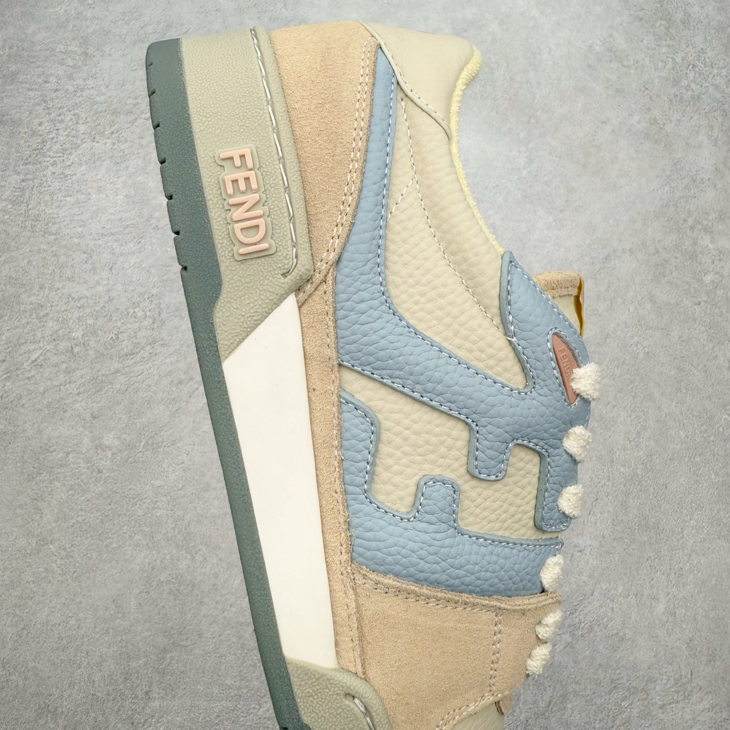 图片[6]-＃纯原 FENDI 芬迪 Match sneaters 魔术贴低帮运动鞋 独家定制 全身20几个细节点全部做到一致还原 吊打市面所有版本 独家原装套装配件官方同源 渠道原装订单 全套专柜包装物及配件#鞋底嵌入核心防伪芯片感应装置 FENDI芬迪match最新爆款情侣款运动鞋板鞋原版购入 高工艺无缝细空胶技术 贴楦误差0.05mm,鞋底采用固特异内外锁死工艺 最大限度弯折永不开胶 原鞋一致效果环保无味 鞋面采用麂皮和皮革拼接组合 logo内里采用毛巾绒里 上脚超级柔软 轻便 舒适搭配卫衣 尺码：35 36 37 38 39 40 41 42 43 44 45-选品中心