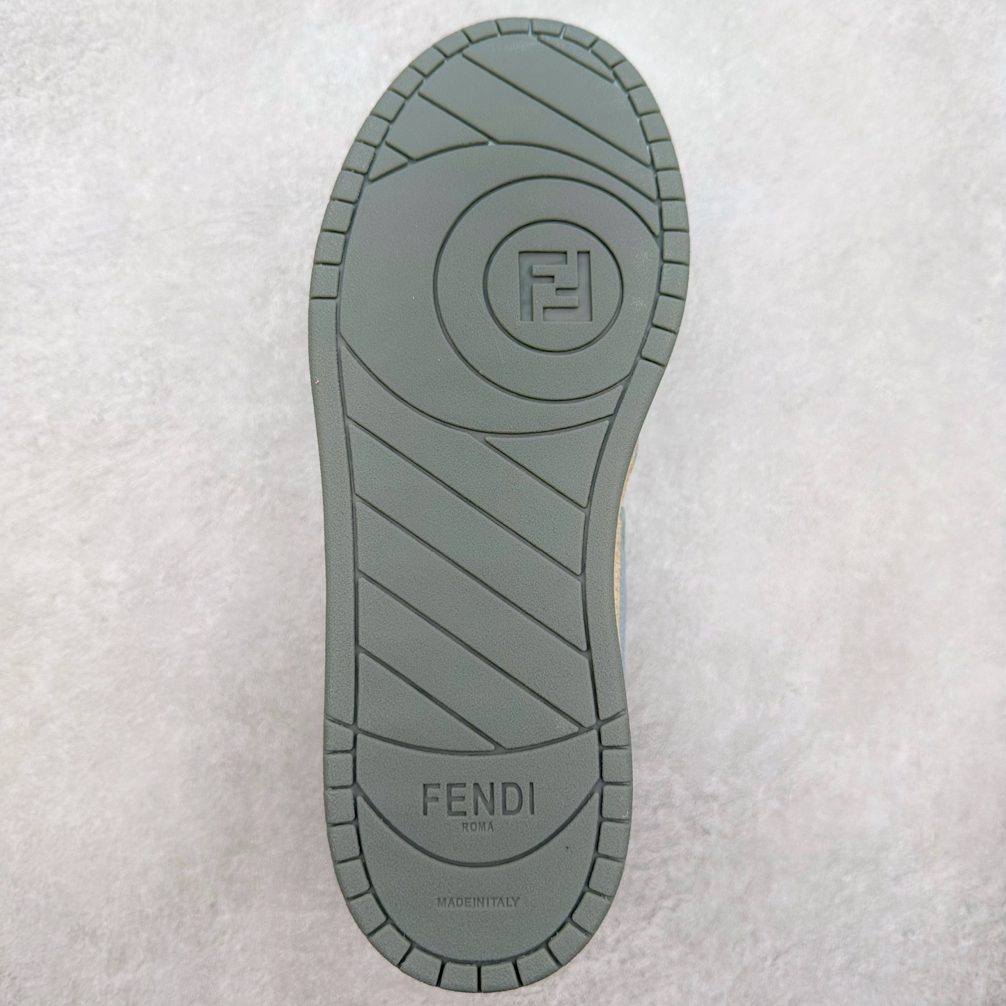 图片[9]-＃纯原 FENDI 芬迪 Match sneaters 魔术贴低帮运动鞋 独家定制 全身20几个细节点全部做到一致还原 吊打市面所有版本 独家原装套装配件官方同源 渠道原装订单 全套专柜包装物及配件#鞋底嵌入核心防伪芯片感应装置 FENDI芬迪match最新爆款情侣款运动鞋板鞋原版购入 高工艺无缝细空胶技术 贴楦误差0.05mm,鞋底采用固特异内外锁死工艺 最大限度弯折永不开胶 原鞋一致效果环保无味 鞋面采用麂皮和皮革拼接组合 logo内里采用毛巾绒里 上脚超级柔软 轻便 舒适搭配卫衣 尺码：35 36 37 38 39 40 41 42 43 44 45-选品中心