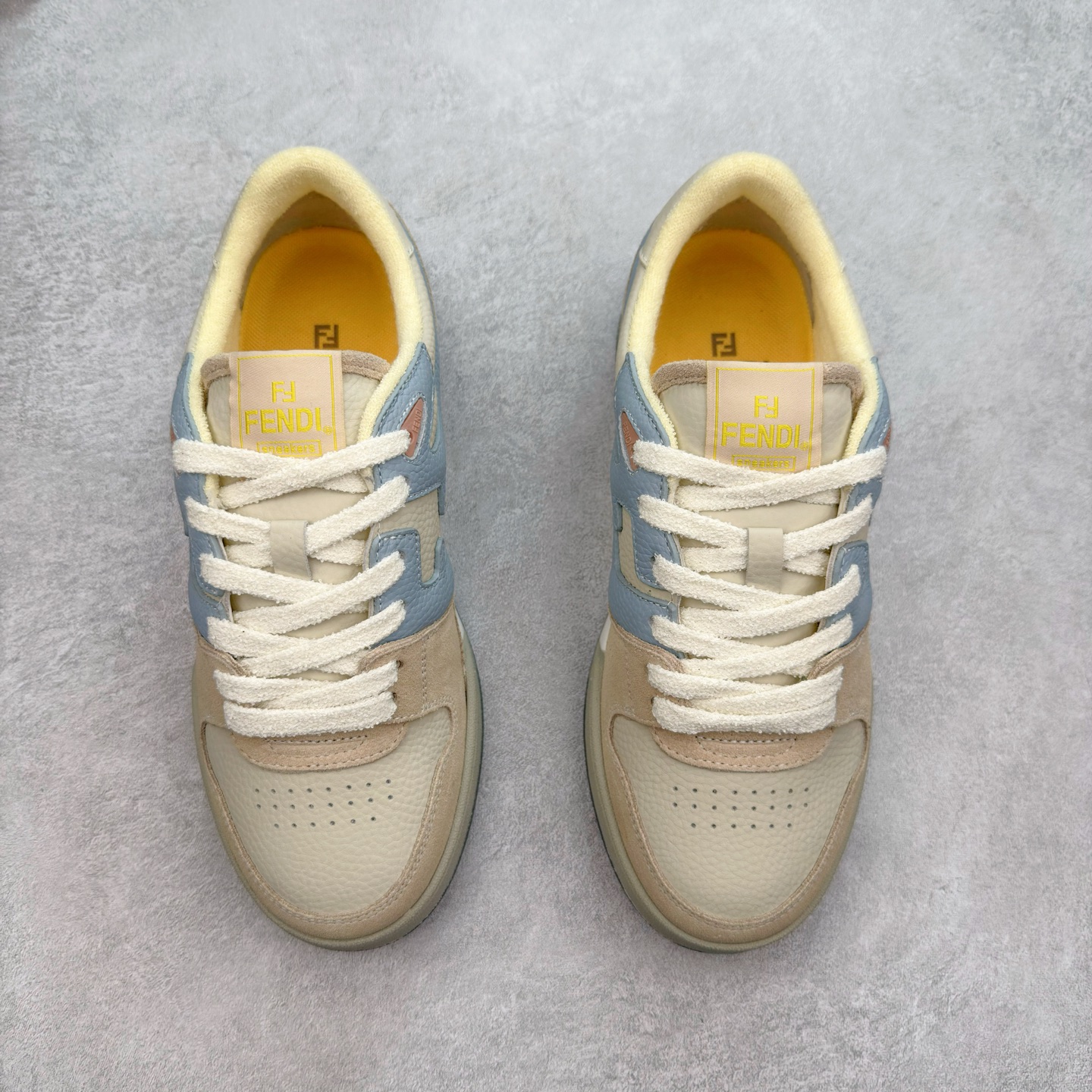 图片[2]-＃纯原 FENDI 芬迪 Match sneaters 魔术贴低帮运动鞋 独家定制 全身20几个细节点全部做到一致还原 吊打市面所有版本 独家原装套装配件官方同源 渠道原装订单 全套专柜包装物及配件#鞋底嵌入核心防伪芯片感应装置 FENDI芬迪match最新爆款情侣款运动鞋板鞋原版购入 高工艺无缝细空胶技术 贴楦误差0.05mm,鞋底采用固特异内外锁死工艺 最大限度弯折永不开胶 原鞋一致效果环保无味 鞋面采用麂皮和皮革拼接组合 logo内里采用毛巾绒里 上脚超级柔软 轻便 舒适搭配卫衣 尺码：35 36 37 38 39 40 41 42 43 44 45-选品中心