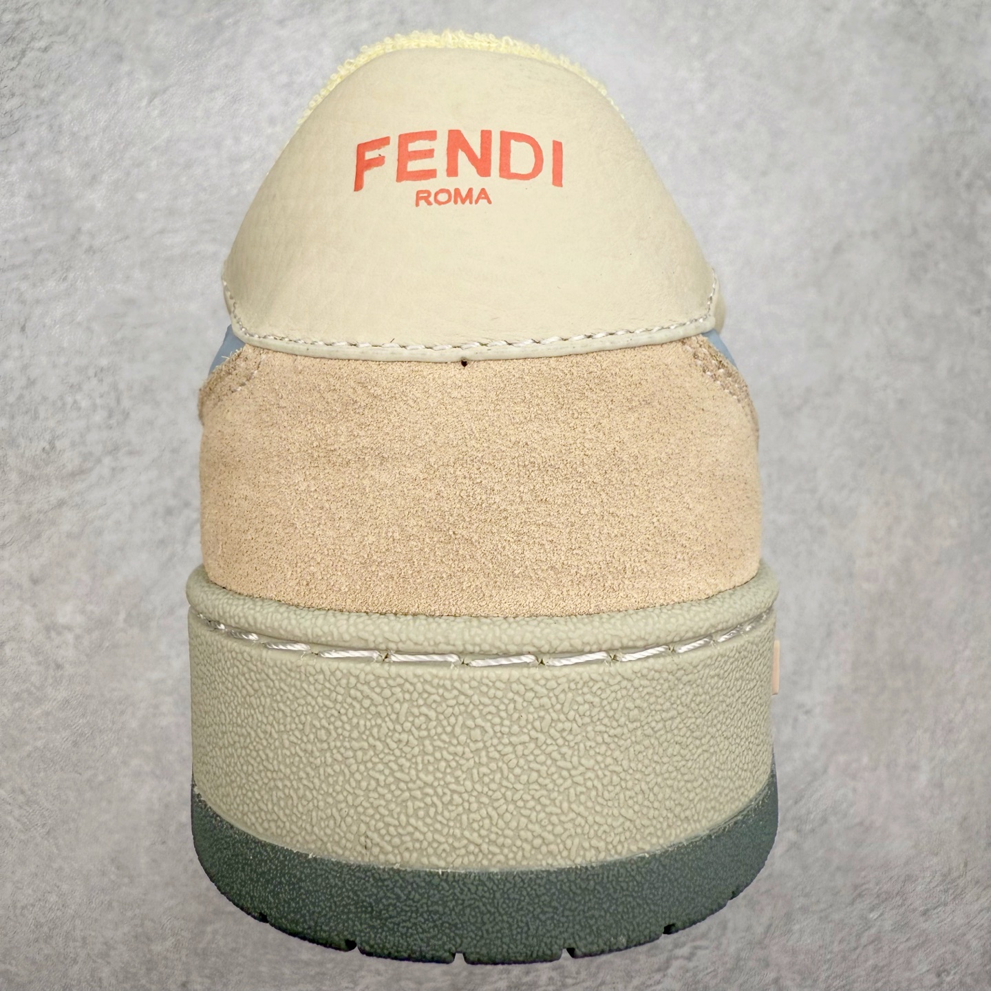 图片[8]-＃纯原 FENDI 芬迪 Match sneaters 魔术贴低帮运动鞋 独家定制 全身20几个细节点全部做到一致还原 吊打市面所有版本 独家原装套装配件官方同源 渠道原装订单 全套专柜包装物及配件#鞋底嵌入核心防伪芯片感应装置 FENDI芬迪match最新爆款情侣款运动鞋板鞋原版购入 高工艺无缝细空胶技术 贴楦误差0.05mm,鞋底采用固特异内外锁死工艺 最大限度弯折永不开胶 原鞋一致效果环保无味 鞋面采用麂皮和皮革拼接组合 logo内里采用毛巾绒里 上脚超级柔软 轻便 舒适搭配卫衣 尺码：35 36 37 38 39 40 41 42 43 44 45-选品中心