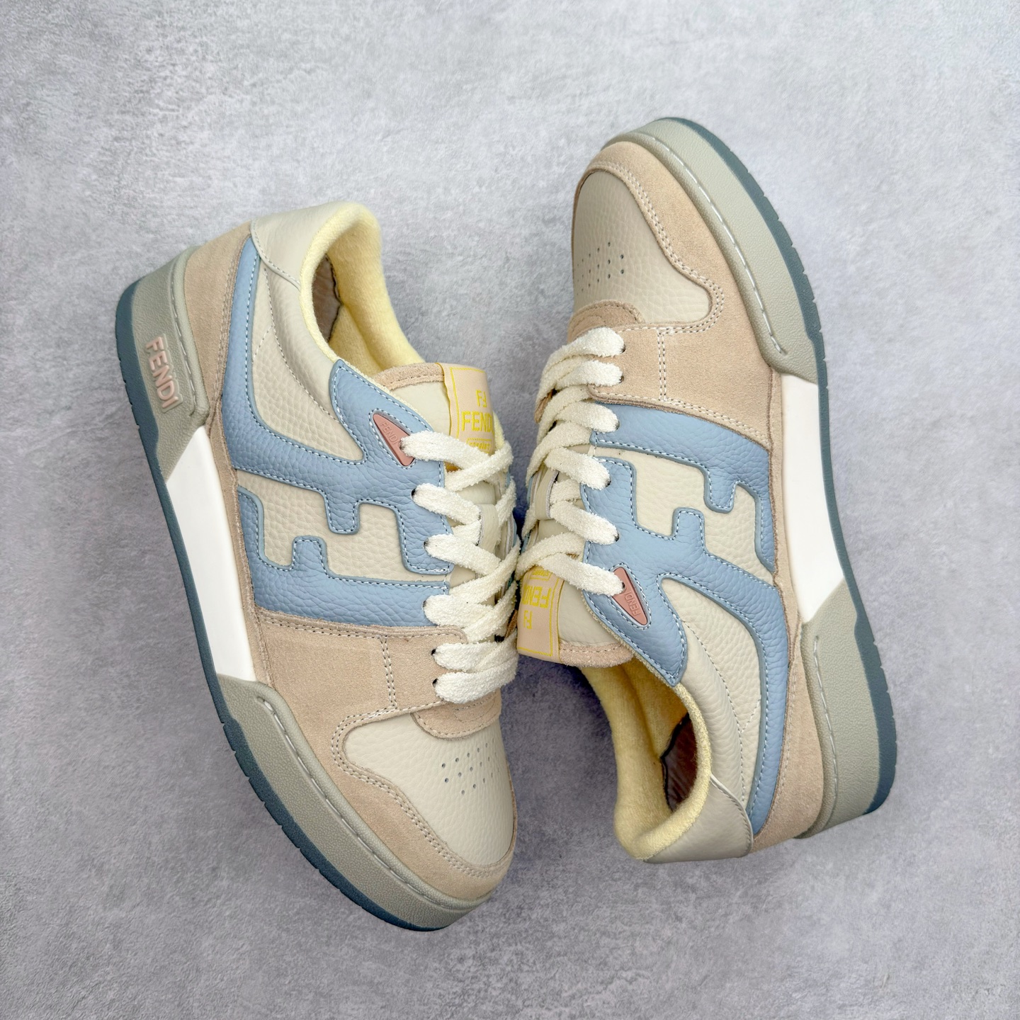 图片[3]-＃纯原 FENDI 芬迪 Match sneaters 魔术贴低帮运动鞋 独家定制 全身20几个细节点全部做到一致还原 吊打市面所有版本 独家原装套装配件官方同源 渠道原装订单 全套专柜包装物及配件#鞋底嵌入核心防伪芯片感应装置 FENDI芬迪match最新爆款情侣款运动鞋板鞋原版购入 高工艺无缝细空胶技术 贴楦误差0.05mm,鞋底采用固特异内外锁死工艺 最大限度弯折永不开胶 原鞋一致效果环保无味 鞋面采用麂皮和皮革拼接组合 logo内里采用毛巾绒里 上脚超级柔软 轻便 舒适搭配卫衣 尺码：35 36 37 38 39 40 41 42 43 44 45-选品中心