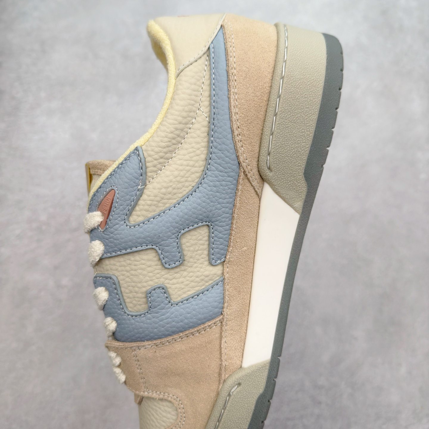 图片[7]-＃纯原 FENDI 芬迪 Match sneaters 魔术贴低帮运动鞋 独家定制 全身20几个细节点全部做到一致还原 吊打市面所有版本 独家原装套装配件官方同源 渠道原装订单 全套专柜包装物及配件#鞋底嵌入核心防伪芯片感应装置 FENDI芬迪match最新爆款情侣款运动鞋板鞋原版购入 高工艺无缝细空胶技术 贴楦误差0.05mm,鞋底采用固特异内外锁死工艺 最大限度弯折永不开胶 原鞋一致效果环保无味 鞋面采用麂皮和皮革拼接组合 logo内里采用毛巾绒里 上脚超级柔软 轻便 舒适搭配卫衣 尺码：35 36 37 38 39 40 41 42 43 44 45-选品中心