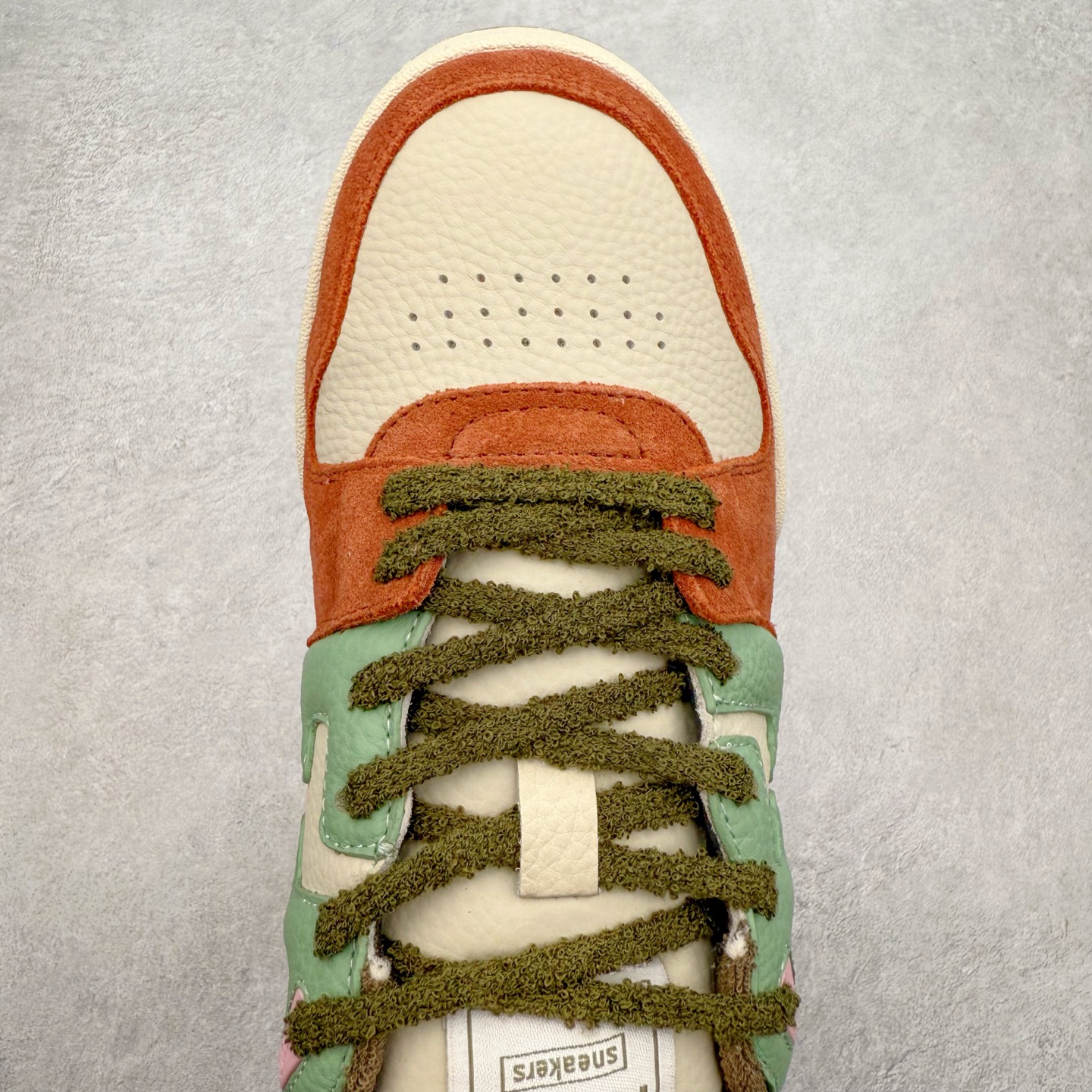 图片[4]-＃纯原 FENDI 芬迪 Match sneaters 魔术贴低帮运动鞋 独家定制 全身20几个细节点全部做到一致还原 吊打市面所有版本 独家原装套装配件官方同源 渠道原装订单 全套专柜包装物及配件#鞋底嵌入核心防伪芯片感应装置 FENDI芬迪match最新爆款情侣款运动鞋板鞋原版购入 高工艺无缝细空胶技术 贴楦误差0.05mm,鞋底采用固特异内外锁死工艺 最大限度弯折永不开胶 原鞋一致效果环保无味 鞋面采用麂皮和皮革拼接组合 logo内里采用毛巾绒里 上脚超级柔软 轻便 舒适搭配卫衣 尺码：35 36 37 38 39 40 41 42 43 44 45-选品中心