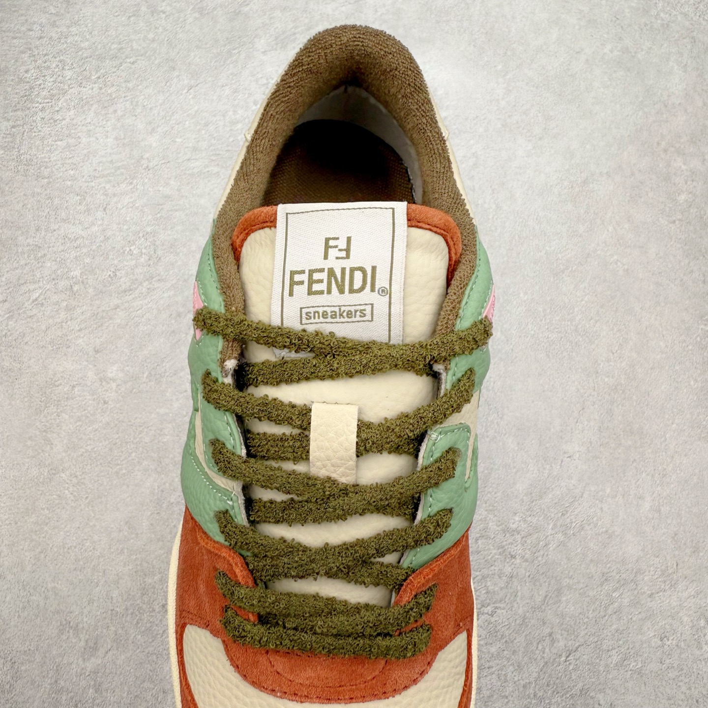 图片[5]-＃纯原 FENDI 芬迪 Match sneaters 魔术贴低帮运动鞋 独家定制 全身20几个细节点全部做到一致还原 吊打市面所有版本 独家原装套装配件官方同源 渠道原装订单 全套专柜包装物及配件#鞋底嵌入核心防伪芯片感应装置 FENDI芬迪match最新爆款情侣款运动鞋板鞋原版购入 高工艺无缝细空胶技术 贴楦误差0.05mm,鞋底采用固特异内外锁死工艺 最大限度弯折永不开胶 原鞋一致效果环保无味 鞋面采用麂皮和皮革拼接组合 logo内里采用毛巾绒里 上脚超级柔软 轻便 舒适搭配卫衣 尺码：35 36 37 38 39 40 41 42 43 44 45-选品中心