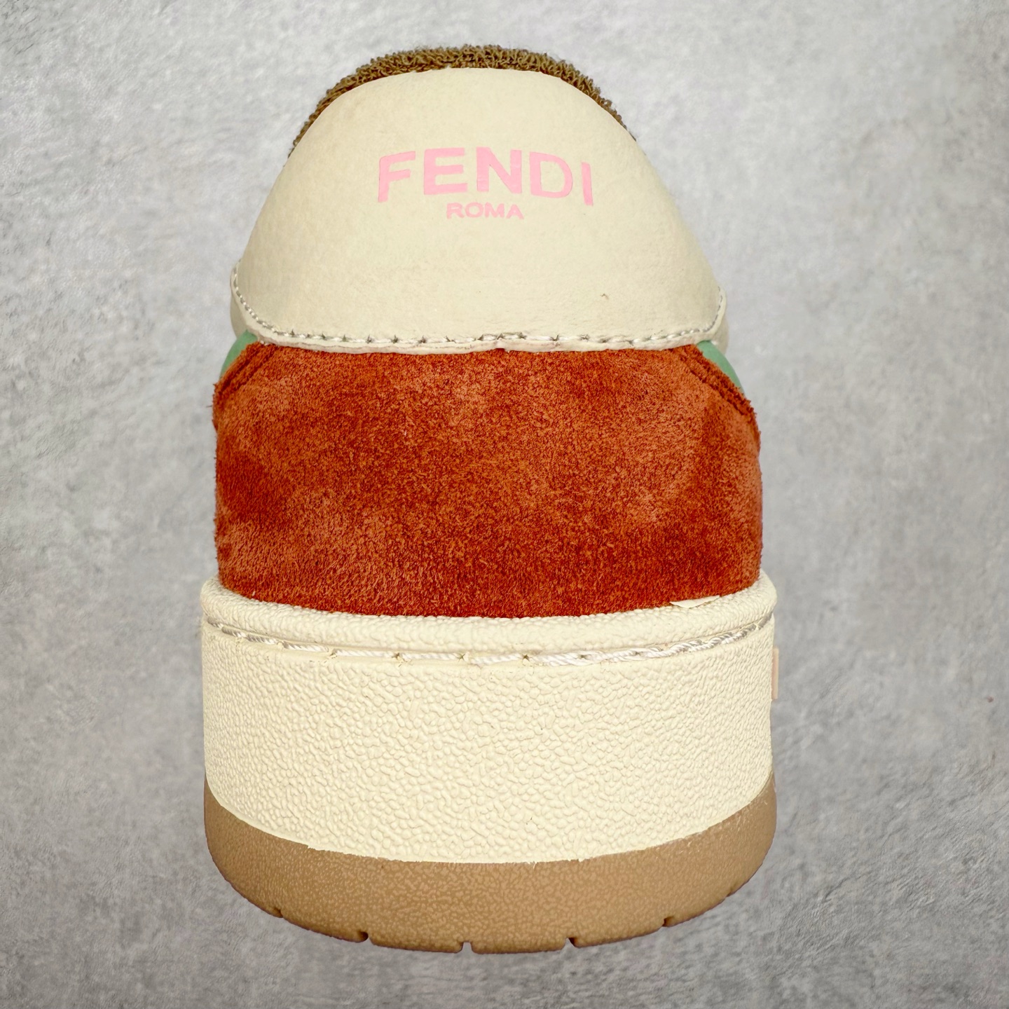 图片[8]-＃纯原 FENDI 芬迪 Match sneaters 魔术贴低帮运动鞋 独家定制 全身20几个细节点全部做到一致还原 吊打市面所有版本 独家原装套装配件官方同源 渠道原装订单 全套专柜包装物及配件#鞋底嵌入核心防伪芯片感应装置 FENDI芬迪match最新爆款情侣款运动鞋板鞋原版购入 高工艺无缝细空胶技术 贴楦误差0.05mm,鞋底采用固特异内外锁死工艺 最大限度弯折永不开胶 原鞋一致效果环保无味 鞋面采用麂皮和皮革拼接组合 logo内里采用毛巾绒里 上脚超级柔软 轻便 舒适搭配卫衣 尺码：35 36 37 38 39 40 41 42 43 44 45-选品中心