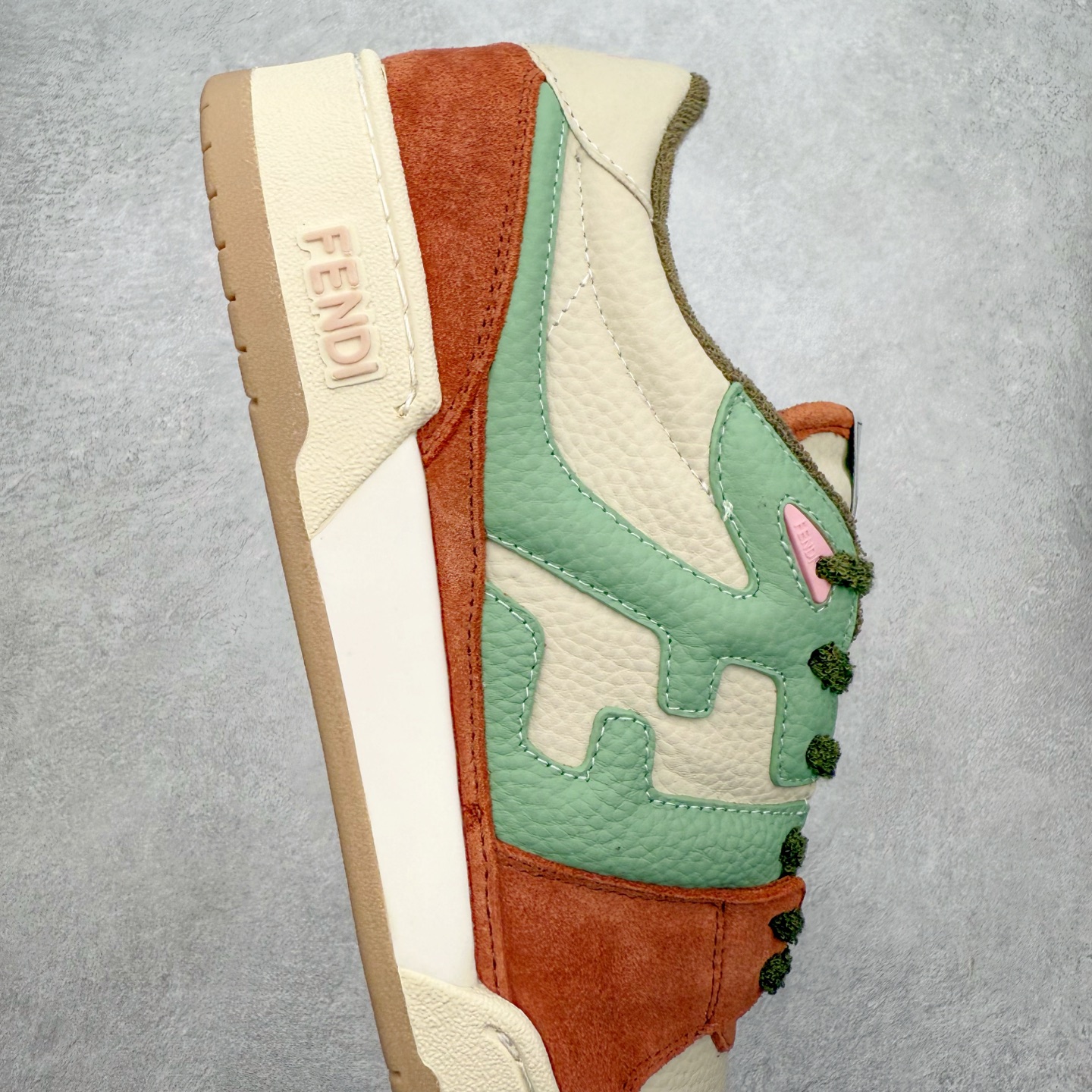 图片[6]-＃纯原 FENDI 芬迪 Match sneaters 魔术贴低帮运动鞋 独家定制 全身20几个细节点全部做到一致还原 吊打市面所有版本 独家原装套装配件官方同源 渠道原装订单 全套专柜包装物及配件#鞋底嵌入核心防伪芯片感应装置 FENDI芬迪match最新爆款情侣款运动鞋板鞋原版购入 高工艺无缝细空胶技术 贴楦误差0.05mm,鞋底采用固特异内外锁死工艺 最大限度弯折永不开胶 原鞋一致效果环保无味 鞋面采用麂皮和皮革拼接组合 logo内里采用毛巾绒里 上脚超级柔软 轻便 舒适搭配卫衣 尺码：35 36 37 38 39 40 41 42 43 44 45-选品中心