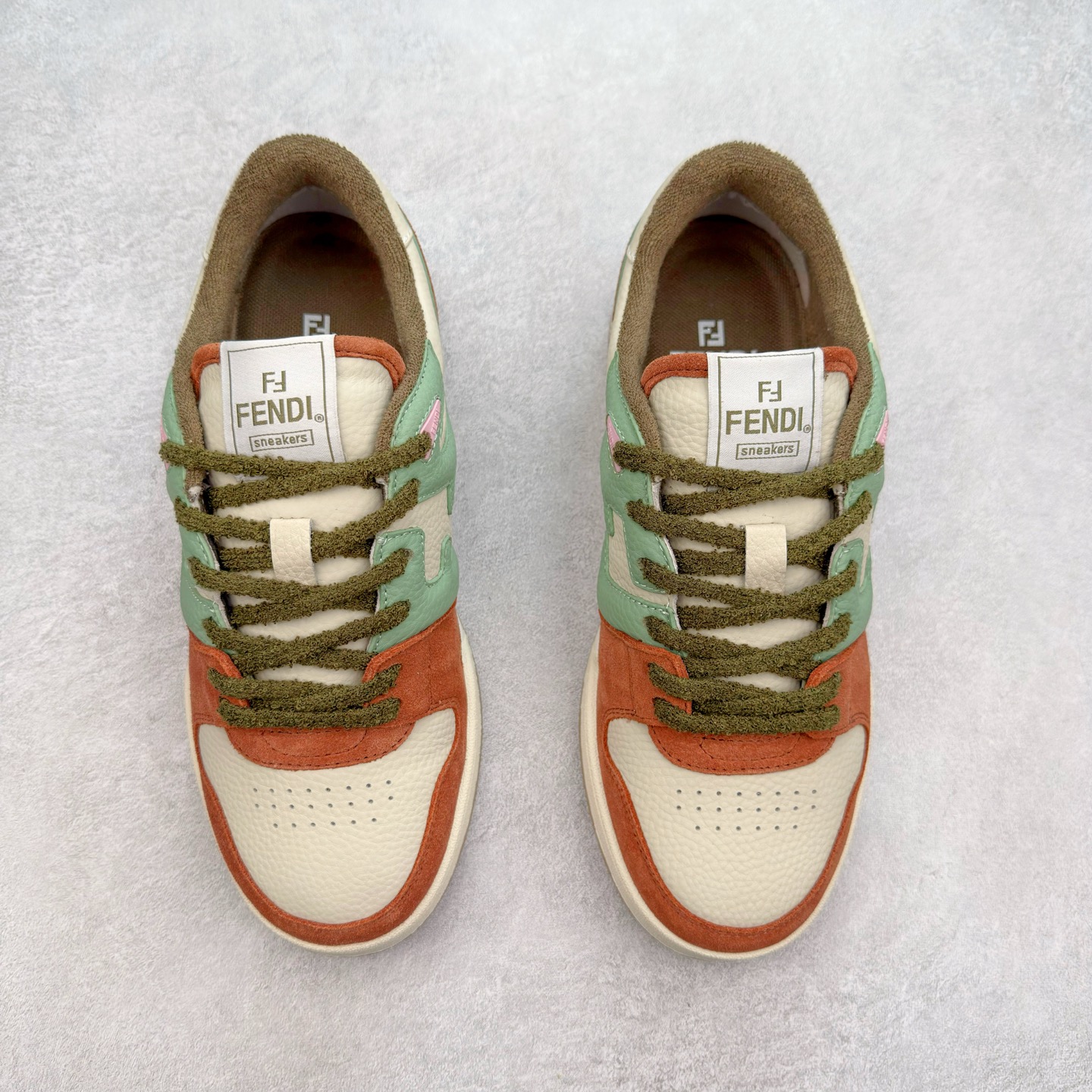 图片[2]-＃纯原 FENDI 芬迪 Match sneaters 魔术贴低帮运动鞋 独家定制 全身20几个细节点全部做到一致还原 吊打市面所有版本 独家原装套装配件官方同源 渠道原装订单 全套专柜包装物及配件#鞋底嵌入核心防伪芯片感应装置 FENDI芬迪match最新爆款情侣款运动鞋板鞋原版购入 高工艺无缝细空胶技术 贴楦误差0.05mm,鞋底采用固特异内外锁死工艺 最大限度弯折永不开胶 原鞋一致效果环保无味 鞋面采用麂皮和皮革拼接组合 logo内里采用毛巾绒里 上脚超级柔软 轻便 舒适搭配卫衣 尺码：35 36 37 38 39 40 41 42 43 44 45-选品中心