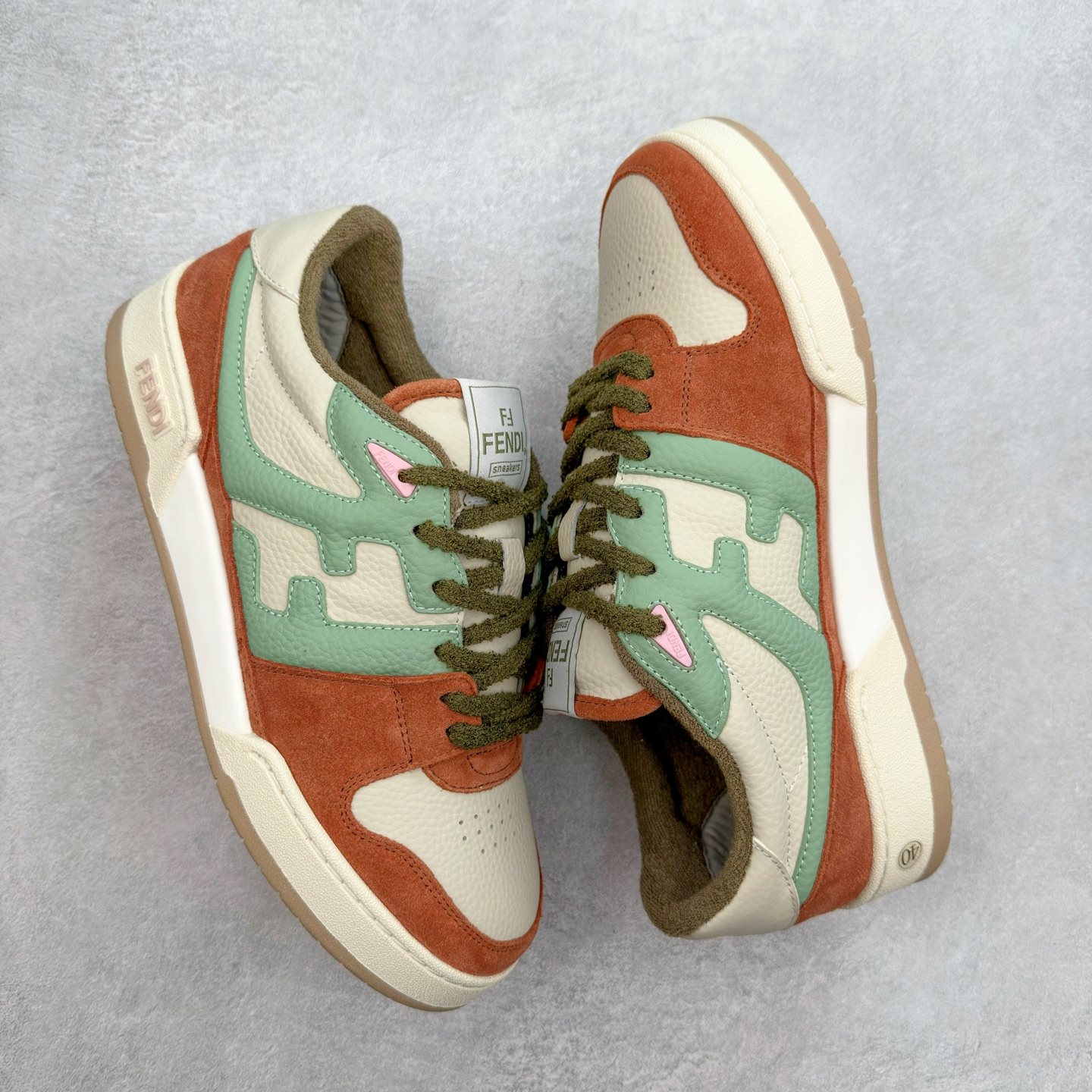 图片[3]-＃纯原 FENDI 芬迪 Match sneaters 魔术贴低帮运动鞋 独家定制 全身20几个细节点全部做到一致还原 吊打市面所有版本 独家原装套装配件官方同源 渠道原装订单 全套专柜包装物及配件#鞋底嵌入核心防伪芯片感应装置 FENDI芬迪match最新爆款情侣款运动鞋板鞋原版购入 高工艺无缝细空胶技术 贴楦误差0.05mm,鞋底采用固特异内外锁死工艺 最大限度弯折永不开胶 原鞋一致效果环保无味 鞋面采用麂皮和皮革拼接组合 logo内里采用毛巾绒里 上脚超级柔软 轻便 舒适搭配卫衣 尺码：35 36 37 38 39 40 41 42 43 44 45-选品中心