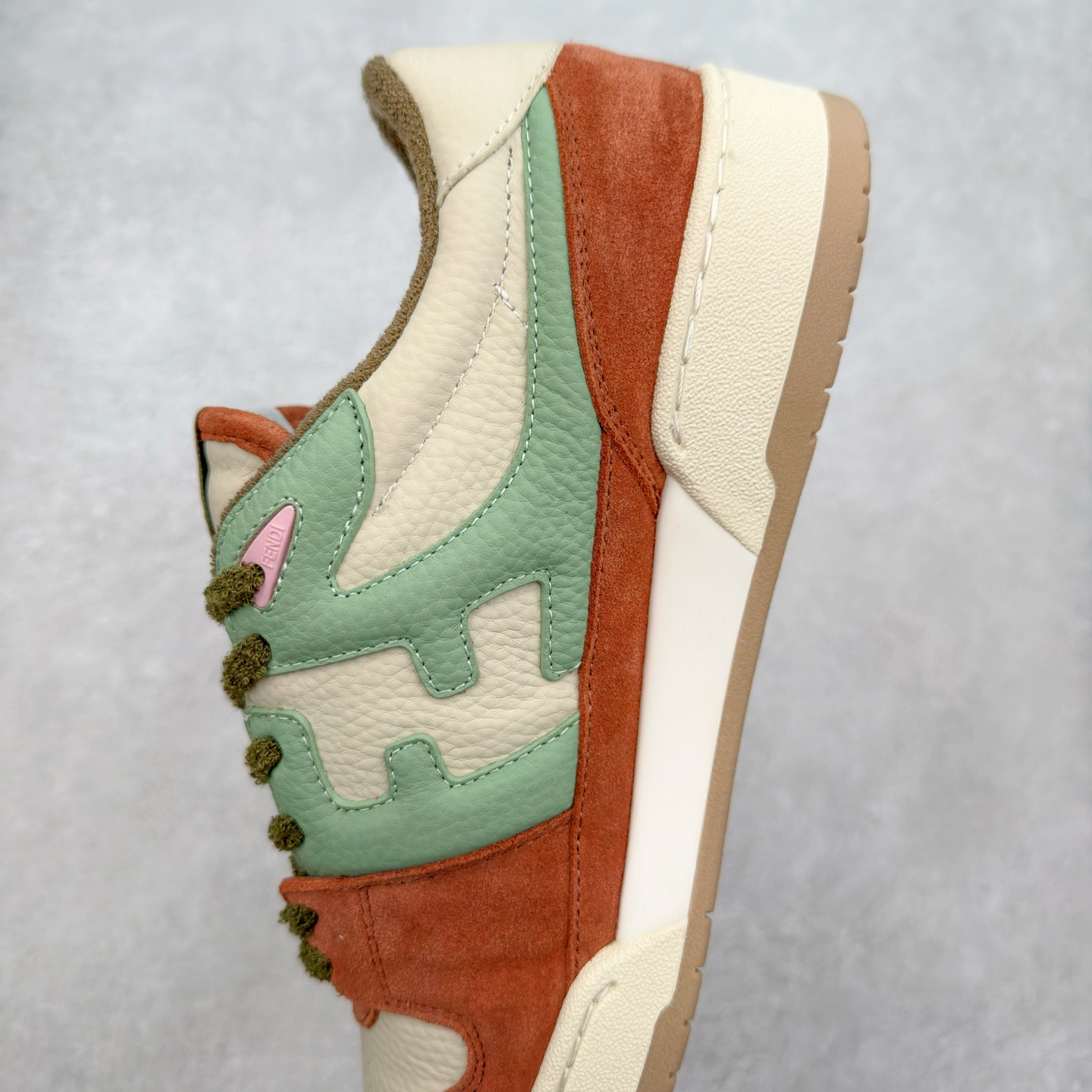 图片[7]-＃纯原 FENDI 芬迪 Match sneaters 魔术贴低帮运动鞋 独家定制 全身20几个细节点全部做到一致还原 吊打市面所有版本 独家原装套装配件官方同源 渠道原装订单 全套专柜包装物及配件#鞋底嵌入核心防伪芯片感应装置 FENDI芬迪match最新爆款情侣款运动鞋板鞋原版购入 高工艺无缝细空胶技术 贴楦误差0.05mm,鞋底采用固特异内外锁死工艺 最大限度弯折永不开胶 原鞋一致效果环保无味 鞋面采用麂皮和皮革拼接组合 logo内里采用毛巾绒里 上脚超级柔软 轻便 舒适搭配卫衣 尺码：35 36 37 38 39 40 41 42 43 44 45-选品中心