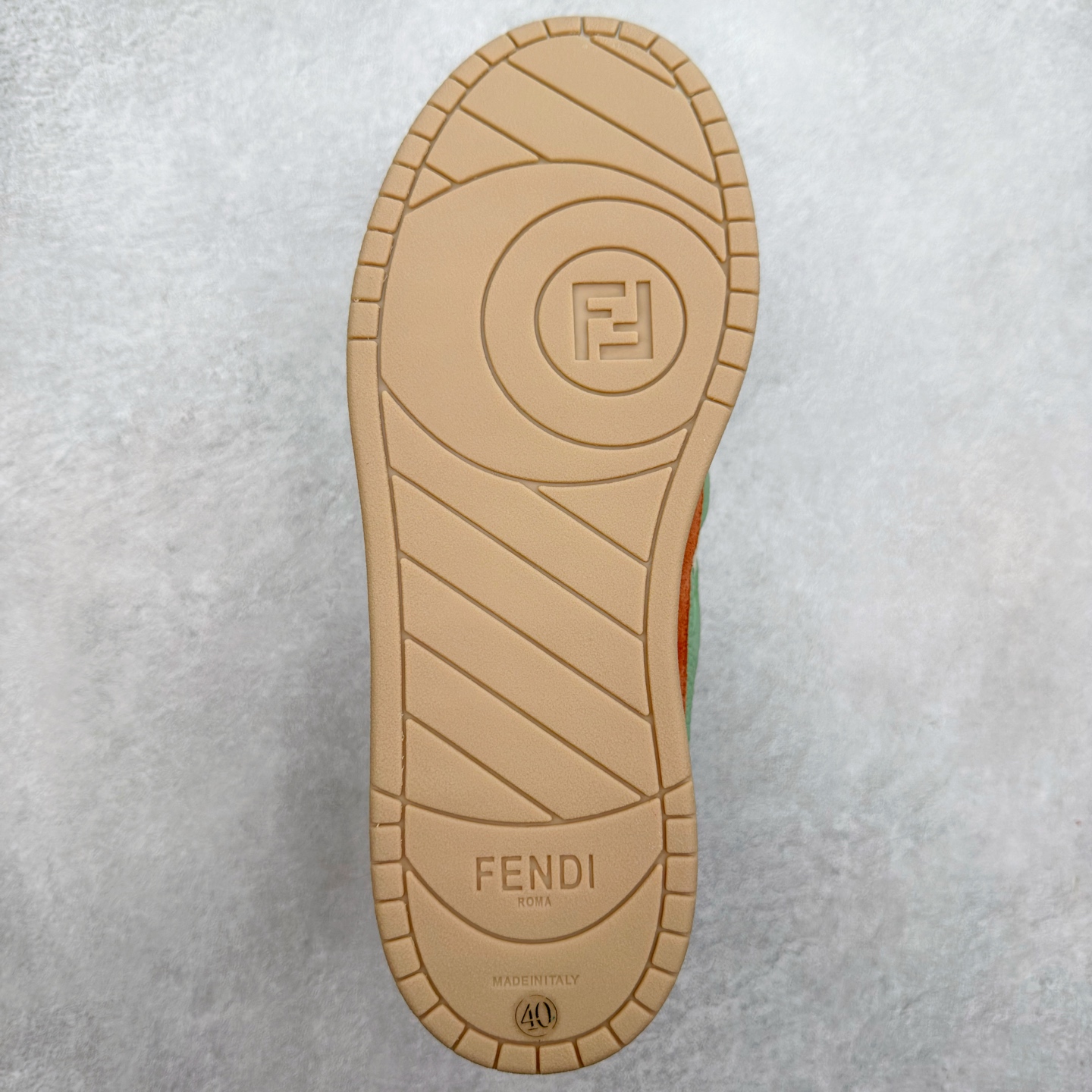 图片[9]-＃纯原 FENDI 芬迪 Match sneaters 魔术贴低帮运动鞋 独家定制 全身20几个细节点全部做到一致还原 吊打市面所有版本 独家原装套装配件官方同源 渠道原装订单 全套专柜包装物及配件#鞋底嵌入核心防伪芯片感应装置 FENDI芬迪match最新爆款情侣款运动鞋板鞋原版购入 高工艺无缝细空胶技术 贴楦误差0.05mm,鞋底采用固特异内外锁死工艺 最大限度弯折永不开胶 原鞋一致效果环保无味 鞋面采用麂皮和皮革拼接组合 logo内里采用毛巾绒里 上脚超级柔软 轻便 舒适搭配卫衣 尺码：35 36 37 38 39 40 41 42 43 44 45-选品中心