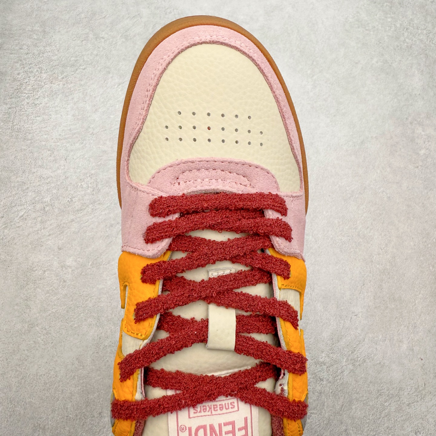 图片[4]-＃纯原 FENDI 芬迪 Match sneaters 魔术贴低帮运动鞋 独家定制 全身20几个细节点全部做到一致还原 吊打市面所有版本 独家原装套装配件官方同源 渠道原装订单 全套专柜包装物及配件#鞋底嵌入核心防伪芯片感应装置 FENDI芬迪match最新爆款情侣款运动鞋板鞋原版购入 高工艺无缝细空胶技术 贴楦误差0.05mm,鞋底采用固特异内外锁死工艺 最大限度弯折永不开胶 原鞋一致效果环保无味 鞋面采用麂皮和皮革拼接组合 logo内里采用毛巾绒里 上脚超级柔软 轻便 舒适搭配卫衣 尺码：35 36 37 38 39 40 41 42 43 44 45-选品中心