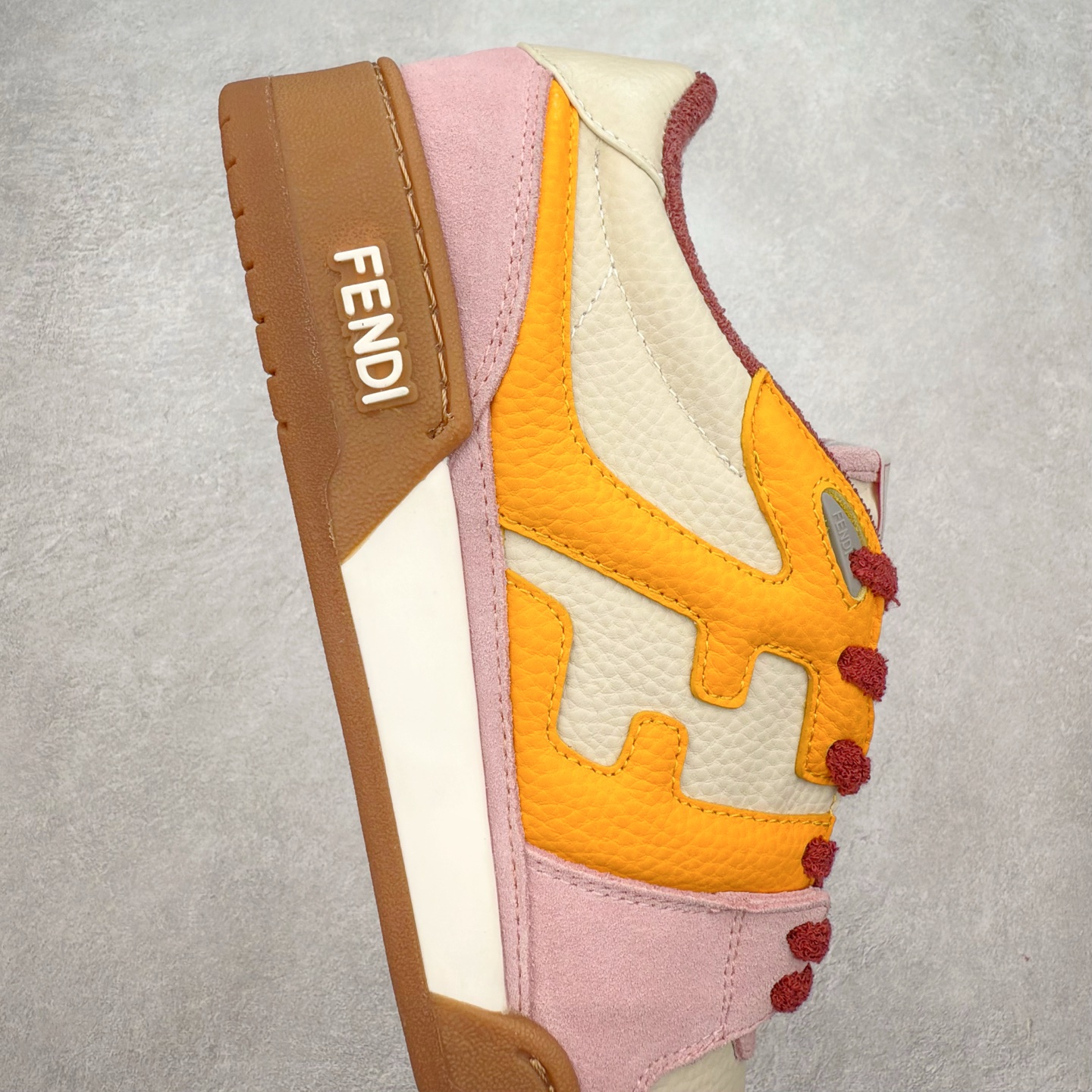 图片[6]-＃纯原 FENDI 芬迪 Match sneaters 魔术贴低帮运动鞋 独家定制 全身20几个细节点全部做到一致还原 吊打市面所有版本 独家原装套装配件官方同源 渠道原装订单 全套专柜包装物及配件#鞋底嵌入核心防伪芯片感应装置 FENDI芬迪match最新爆款情侣款运动鞋板鞋原版购入 高工艺无缝细空胶技术 贴楦误差0.05mm,鞋底采用固特异内外锁死工艺 最大限度弯折永不开胶 原鞋一致效果环保无味 鞋面采用麂皮和皮革拼接组合 logo内里采用毛巾绒里 上脚超级柔软 轻便 舒适搭配卫衣 尺码：35 36 37 38 39 40 41 42 43 44 45-选品中心