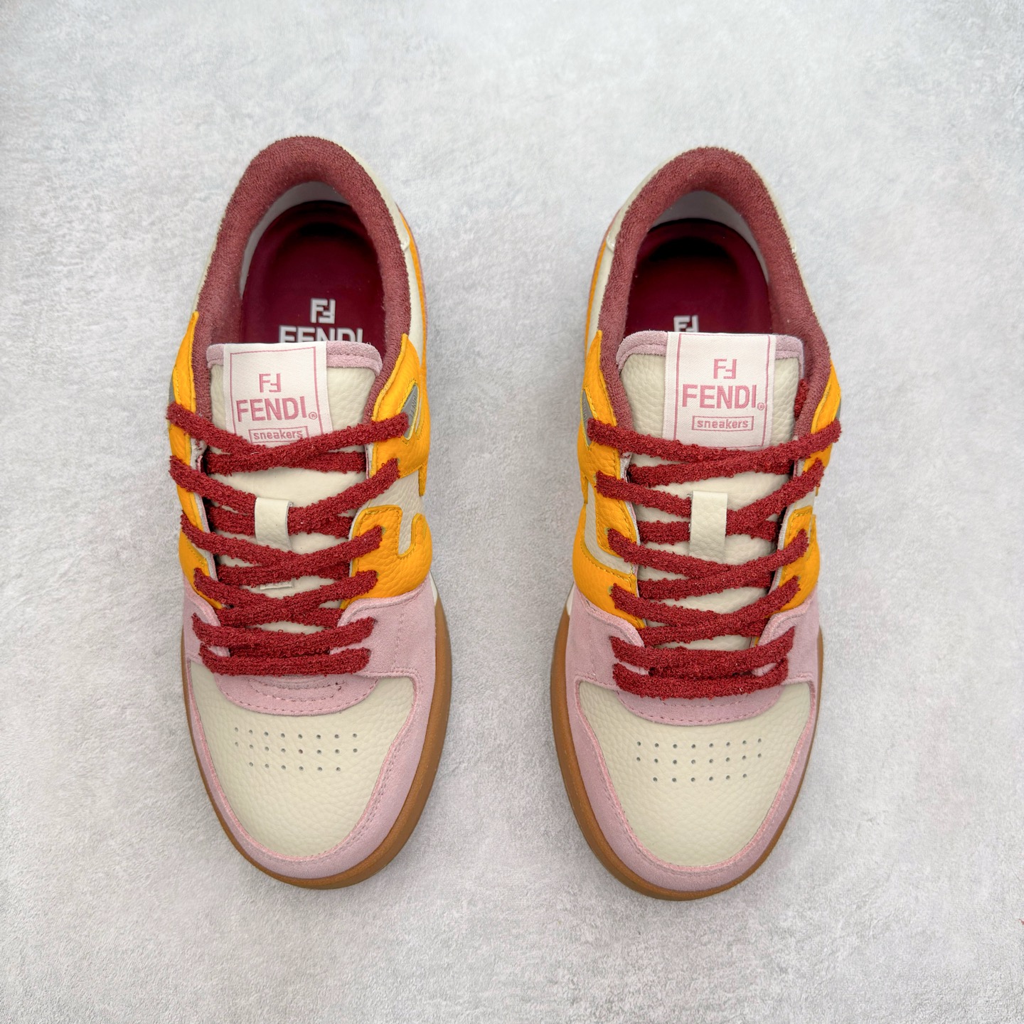 图片[2]-＃纯原 FENDI 芬迪 Match sneaters 魔术贴低帮运动鞋 独家定制 全身20几个细节点全部做到一致还原 吊打市面所有版本 独家原装套装配件官方同源 渠道原装订单 全套专柜包装物及配件#鞋底嵌入核心防伪芯片感应装置 FENDI芬迪match最新爆款情侣款运动鞋板鞋原版购入 高工艺无缝细空胶技术 贴楦误差0.05mm,鞋底采用固特异内外锁死工艺 最大限度弯折永不开胶 原鞋一致效果环保无味 鞋面采用麂皮和皮革拼接组合 logo内里采用毛巾绒里 上脚超级柔软 轻便 舒适搭配卫衣 尺码：35 36 37 38 39 40 41 42 43 44 45-选品中心