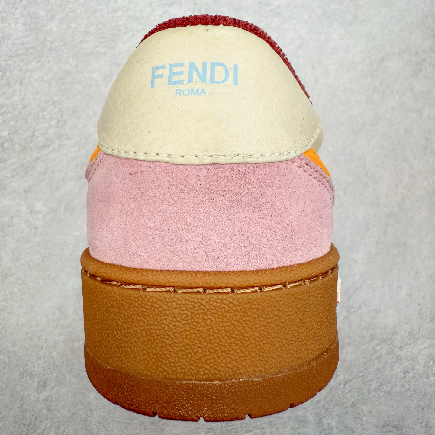 图片[8]-＃纯原 FENDI 芬迪 Match sneaters 魔术贴低帮运动鞋 独家定制 全身20几个细节点全部做到一致还原 吊打市面所有版本 独家原装套装配件官方同源 渠道原装订单 全套专柜包装物及配件#鞋底嵌入核心防伪芯片感应装置 FENDI芬迪match最新爆款情侣款运动鞋板鞋原版购入 高工艺无缝细空胶技术 贴楦误差0.05mm,鞋底采用固特异内外锁死工艺 最大限度弯折永不开胶 原鞋一致效果环保无味 鞋面采用麂皮和皮革拼接组合 logo内里采用毛巾绒里 上脚超级柔软 轻便 舒适搭配卫衣 尺码：35 36 37 38 39 40 41 42 43 44 45-选品中心