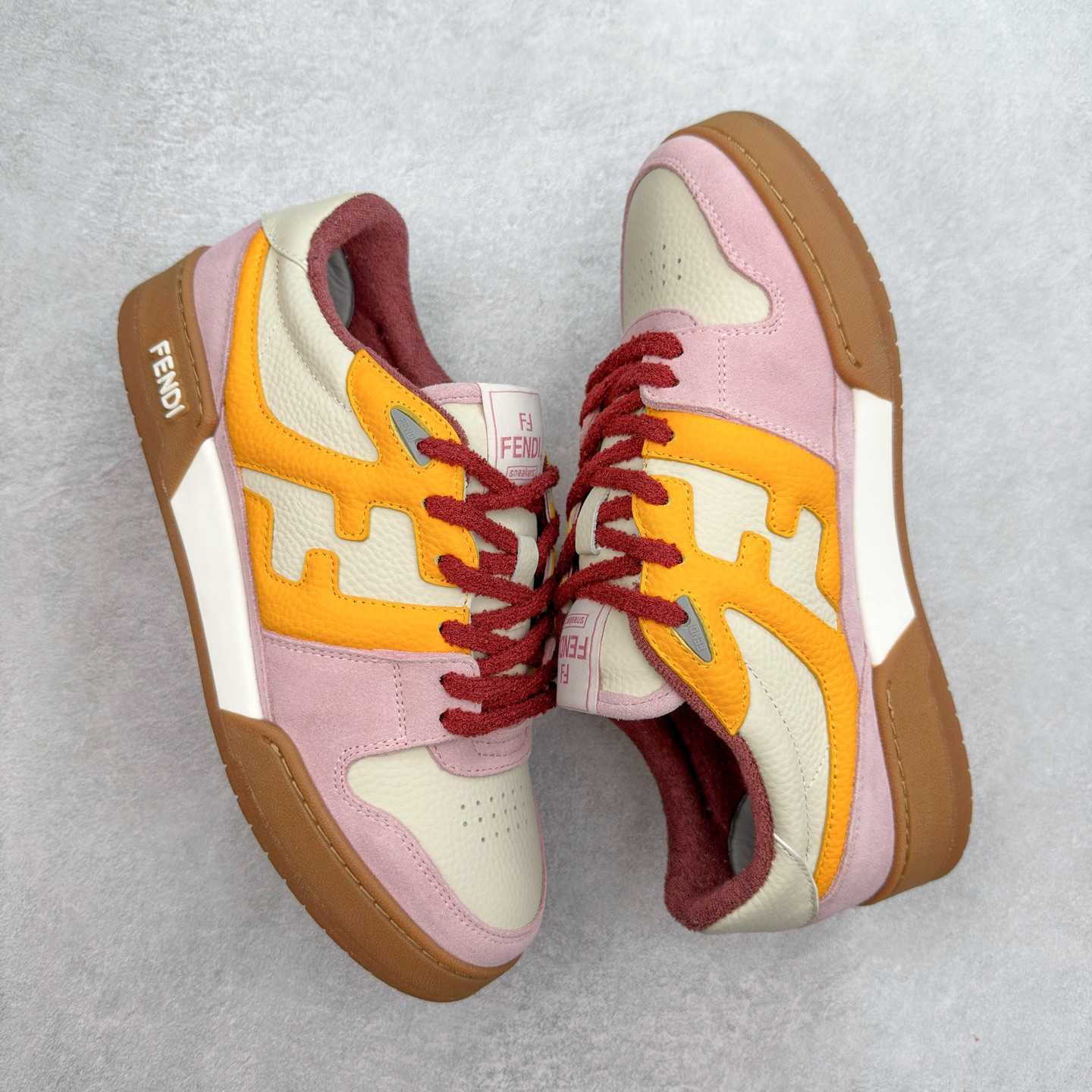 图片[3]-＃纯原 FENDI 芬迪 Match sneaters 魔术贴低帮运动鞋 独家定制 全身20几个细节点全部做到一致还原 吊打市面所有版本 独家原装套装配件官方同源 渠道原装订单 全套专柜包装物及配件#鞋底嵌入核心防伪芯片感应装置 FENDI芬迪match最新爆款情侣款运动鞋板鞋原版购入 高工艺无缝细空胶技术 贴楦误差0.05mm,鞋底采用固特异内外锁死工艺 最大限度弯折永不开胶 原鞋一致效果环保无味 鞋面采用麂皮和皮革拼接组合 logo内里采用毛巾绒里 上脚超级柔软 轻便 舒适搭配卫衣 尺码：35 36 37 38 39 40 41 42 43 44 45-选品中心