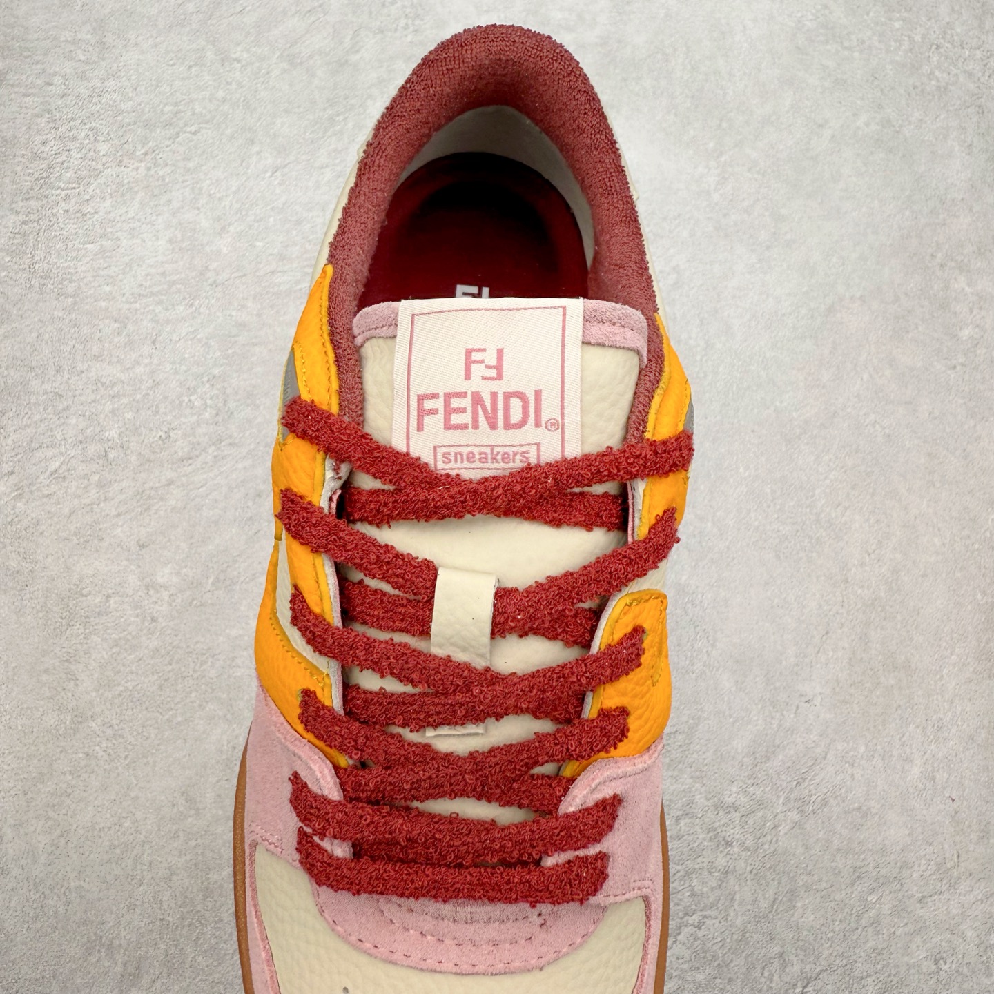 图片[5]-＃纯原 FENDI 芬迪 Match sneaters 魔术贴低帮运动鞋 独家定制 全身20几个细节点全部做到一致还原 吊打市面所有版本 独家原装套装配件官方同源 渠道原装订单 全套专柜包装物及配件#鞋底嵌入核心防伪芯片感应装置 FENDI芬迪match最新爆款情侣款运动鞋板鞋原版购入 高工艺无缝细空胶技术 贴楦误差0.05mm,鞋底采用固特异内外锁死工艺 最大限度弯折永不开胶 原鞋一致效果环保无味 鞋面采用麂皮和皮革拼接组合 logo内里采用毛巾绒里 上脚超级柔软 轻便 舒适搭配卫衣 尺码：35 36 37 38 39 40 41 42 43 44 45-选品中心