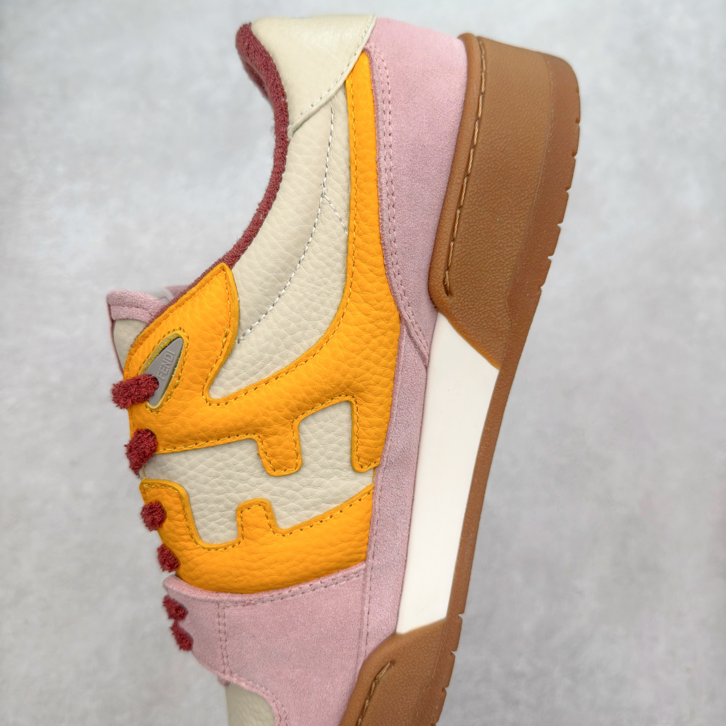 图片[7]-＃纯原 FENDI 芬迪 Match sneaters 魔术贴低帮运动鞋 独家定制 全身20几个细节点全部做到一致还原 吊打市面所有版本 独家原装套装配件官方同源 渠道原装订单 全套专柜包装物及配件#鞋底嵌入核心防伪芯片感应装置 FENDI芬迪match最新爆款情侣款运动鞋板鞋原版购入 高工艺无缝细空胶技术 贴楦误差0.05mm,鞋底采用固特异内外锁死工艺 最大限度弯折永不开胶 原鞋一致效果环保无味 鞋面采用麂皮和皮革拼接组合 logo内里采用毛巾绒里 上脚超级柔软 轻便 舒适搭配卫衣 尺码：35 36 37 38 39 40 41 42 43 44 45-选品中心