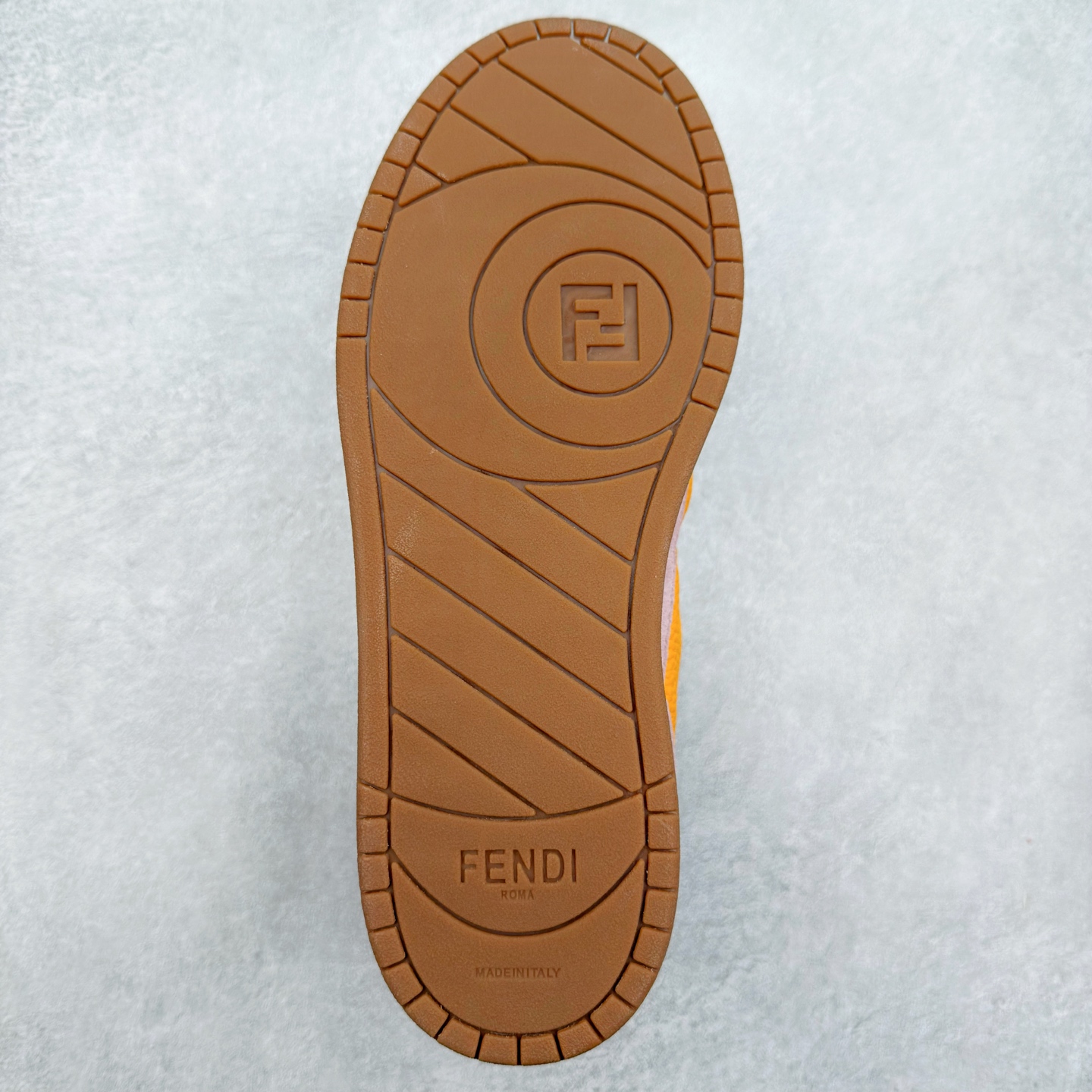 图片[9]-＃纯原 FENDI 芬迪 Match sneaters 魔术贴低帮运动鞋 独家定制 全身20几个细节点全部做到一致还原 吊打市面所有版本 独家原装套装配件官方同源 渠道原装订单 全套专柜包装物及配件#鞋底嵌入核心防伪芯片感应装置 FENDI芬迪match最新爆款情侣款运动鞋板鞋原版购入 高工艺无缝细空胶技术 贴楦误差0.05mm,鞋底采用固特异内外锁死工艺 最大限度弯折永不开胶 原鞋一致效果环保无味 鞋面采用麂皮和皮革拼接组合 logo内里采用毛巾绒里 上脚超级柔软 轻便 舒适搭配卫衣 尺码：35 36 37 38 39 40 41 42 43 44 45-选品中心