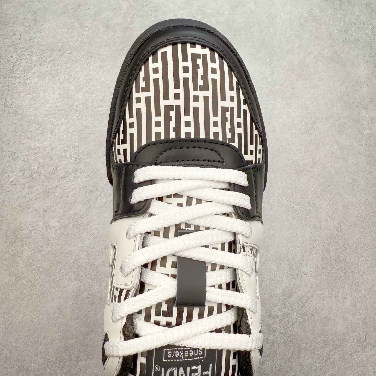 图片[4]-＃纯原 FENDI 芬迪 Match sneaters 魔术贴低帮运动鞋 独家定制 全身20几个细节点全部做到一致还原 吊打市面所有版本 独家原装套装配件官方同源 渠道原装订单 全套专柜包装物及配件#鞋底嵌入核心防伪芯片感应装置 FENDI芬迪match最新爆款情侣款运动鞋板鞋原版购入 高工艺无缝细空胶技术 贴楦误差0.05mm,鞋底采用固特异内外锁死工艺 最大限度弯折永不开胶 原鞋一致效果环保无味 鞋面采用麂皮和皮革拼接组合 logo内里采用毛巾绒里 上脚超级柔软 轻便 舒适搭配卫衣 尺码：35 36 37 38 39 40 41 42 43 44 45-选品中心