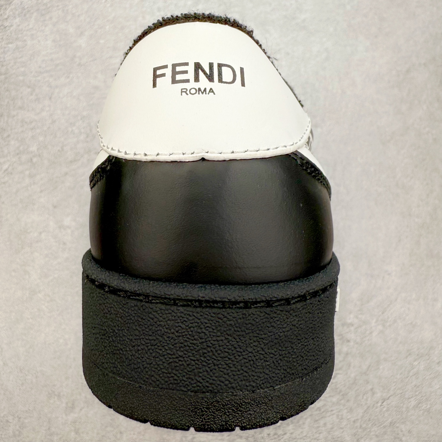 图片[8]-＃纯原 FENDI 芬迪 Match sneaters 魔术贴低帮运动鞋 独家定制 全身20几个细节点全部做到一致还原 吊打市面所有版本 独家原装套装配件官方同源 渠道原装订单 全套专柜包装物及配件#鞋底嵌入核心防伪芯片感应装置 FENDI芬迪match最新爆款情侣款运动鞋板鞋原版购入 高工艺无缝细空胶技术 贴楦误差0.05mm,鞋底采用固特异内外锁死工艺 最大限度弯折永不开胶 原鞋一致效果环保无味 鞋面采用麂皮和皮革拼接组合 logo内里采用毛巾绒里 上脚超级柔软 轻便 舒适搭配卫衣 尺码：35 36 37 38 39 40 41 42 43 44 45-选品中心