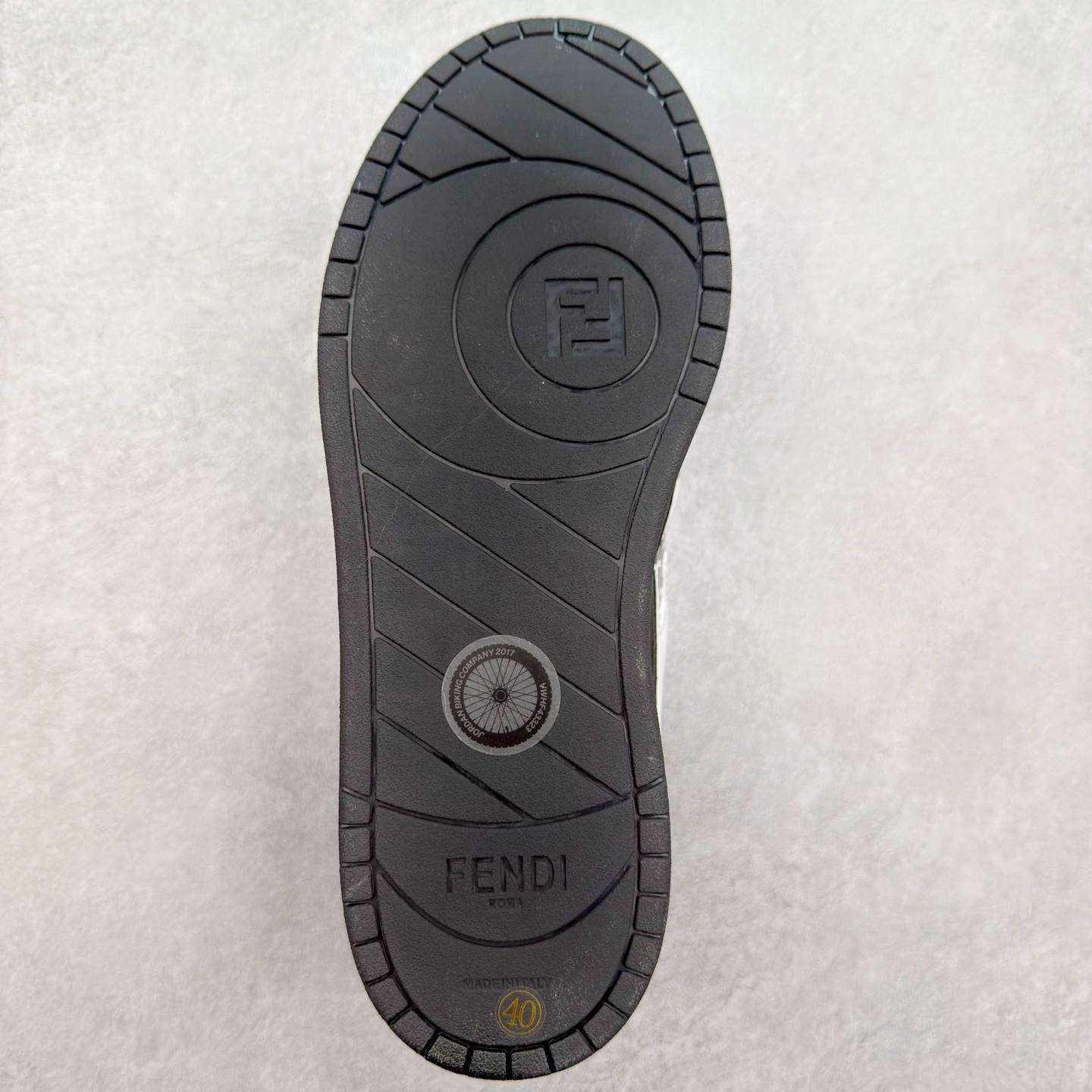图片[9]-＃纯原 FENDI 芬迪 Match sneaters 魔术贴低帮运动鞋 独家定制 全身20几个细节点全部做到一致还原 吊打市面所有版本 独家原装套装配件官方同源 渠道原装订单 全套专柜包装物及配件#鞋底嵌入核心防伪芯片感应装置 FENDI芬迪match最新爆款情侣款运动鞋板鞋原版购入 高工艺无缝细空胶技术 贴楦误差0.05mm,鞋底采用固特异内外锁死工艺 最大限度弯折永不开胶 原鞋一致效果环保无味 鞋面采用麂皮和皮革拼接组合 logo内里采用毛巾绒里 上脚超级柔软 轻便 舒适搭配卫衣 尺码：35 36 37 38 39 40 41 42 43 44 45-选品中心