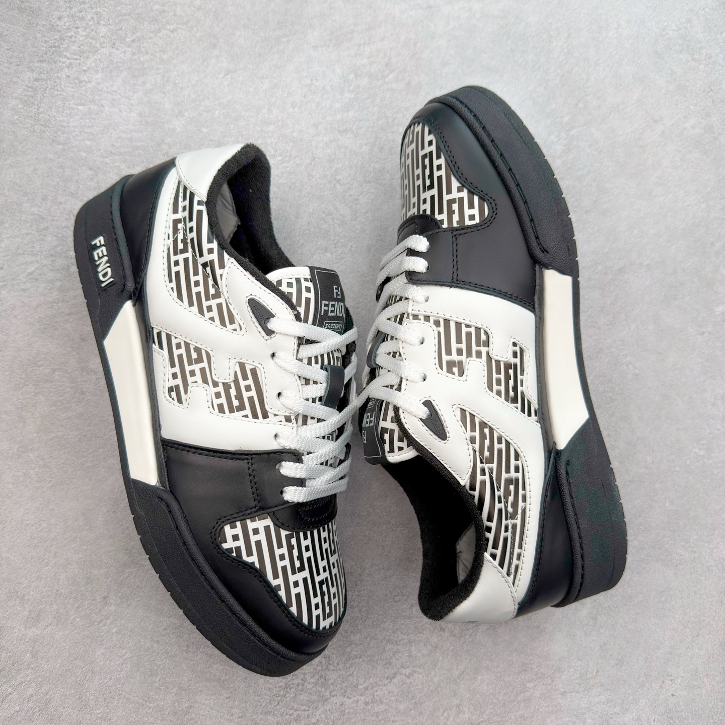 图片[3]-＃纯原 FENDI 芬迪 Match sneaters 魔术贴低帮运动鞋 独家定制 全身20几个细节点全部做到一致还原 吊打市面所有版本 独家原装套装配件官方同源 渠道原装订单 全套专柜包装物及配件#鞋底嵌入核心防伪芯片感应装置 FENDI芬迪match最新爆款情侣款运动鞋板鞋原版购入 高工艺无缝细空胶技术 贴楦误差0.05mm,鞋底采用固特异内外锁死工艺 最大限度弯折永不开胶 原鞋一致效果环保无味 鞋面采用麂皮和皮革拼接组合 logo内里采用毛巾绒里 上脚超级柔软 轻便 舒适搭配卫衣 尺码：35 36 37 38 39 40 41 42 43 44 45-选品中心