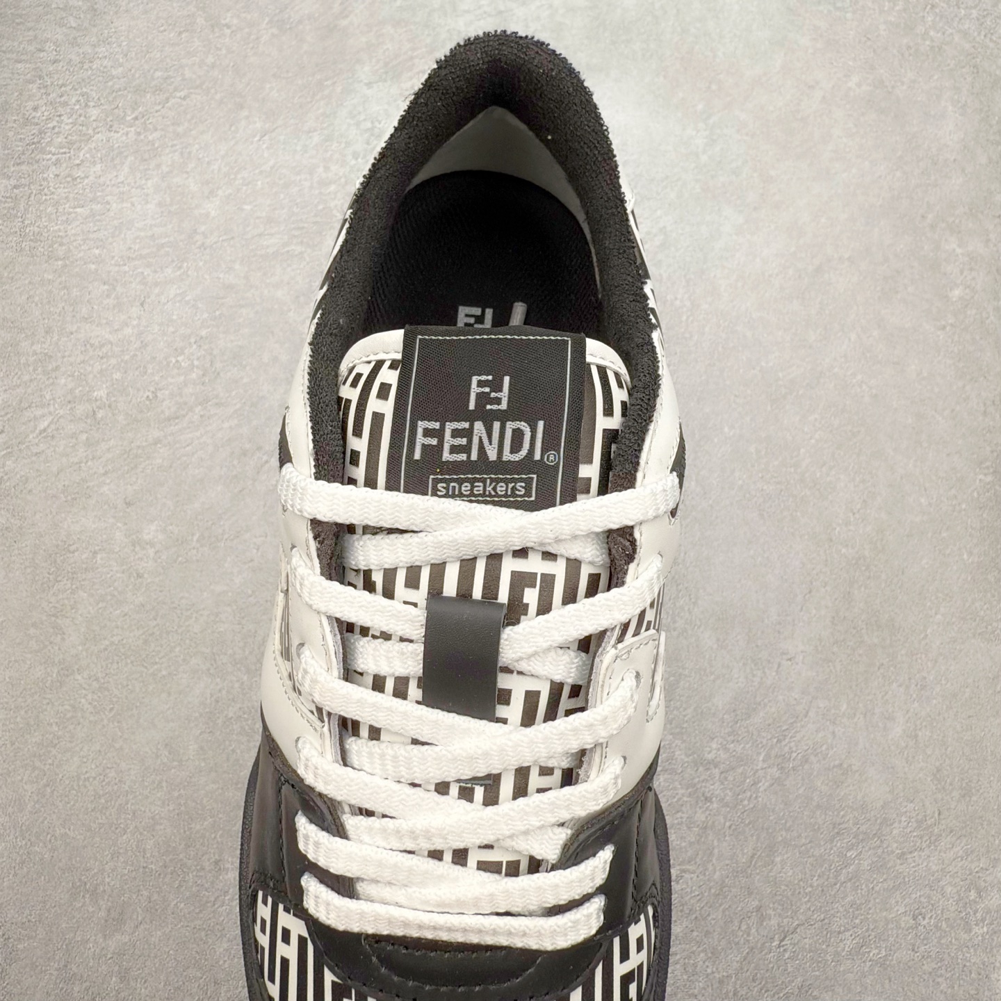 图片[5]-＃纯原 FENDI 芬迪 Match sneaters 魔术贴低帮运动鞋 独家定制 全身20几个细节点全部做到一致还原 吊打市面所有版本 独家原装套装配件官方同源 渠道原装订单 全套专柜包装物及配件#鞋底嵌入核心防伪芯片感应装置 FENDI芬迪match最新爆款情侣款运动鞋板鞋原版购入 高工艺无缝细空胶技术 贴楦误差0.05mm,鞋底采用固特异内外锁死工艺 最大限度弯折永不开胶 原鞋一致效果环保无味 鞋面采用麂皮和皮革拼接组合 logo内里采用毛巾绒里 上脚超级柔软 轻便 舒适搭配卫衣 尺码：35 36 37 38 39 40 41 42 43 44 45-选品中心