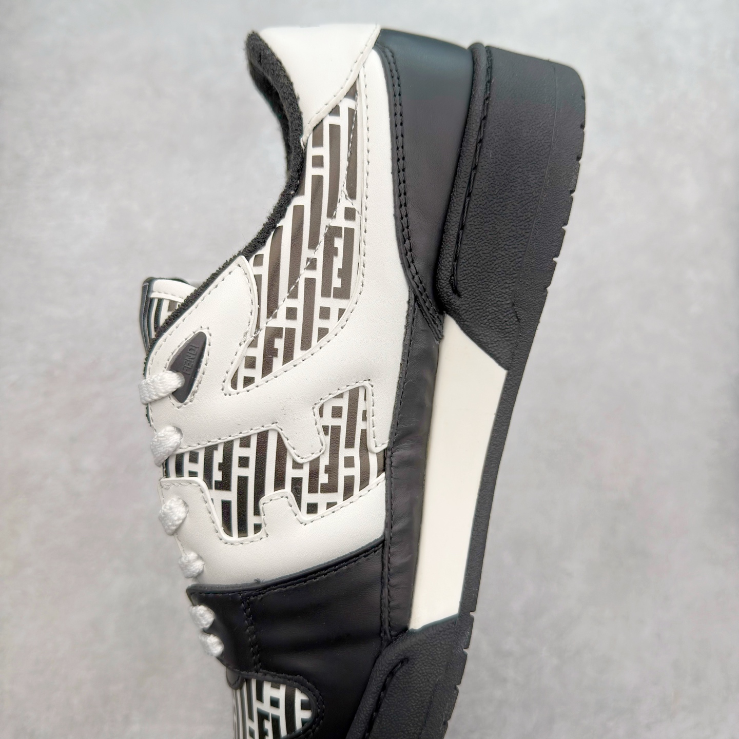 图片[7]-＃纯原 FENDI 芬迪 Match sneaters 魔术贴低帮运动鞋 独家定制 全身20几个细节点全部做到一致还原 吊打市面所有版本 独家原装套装配件官方同源 渠道原装订单 全套专柜包装物及配件#鞋底嵌入核心防伪芯片感应装置 FENDI芬迪match最新爆款情侣款运动鞋板鞋原版购入 高工艺无缝细空胶技术 贴楦误差0.05mm,鞋底采用固特异内外锁死工艺 最大限度弯折永不开胶 原鞋一致效果环保无味 鞋面采用麂皮和皮革拼接组合 logo内里采用毛巾绒里 上脚超级柔软 轻便 舒适搭配卫衣 尺码：35 36 37 38 39 40 41 42 43 44 45-选品中心