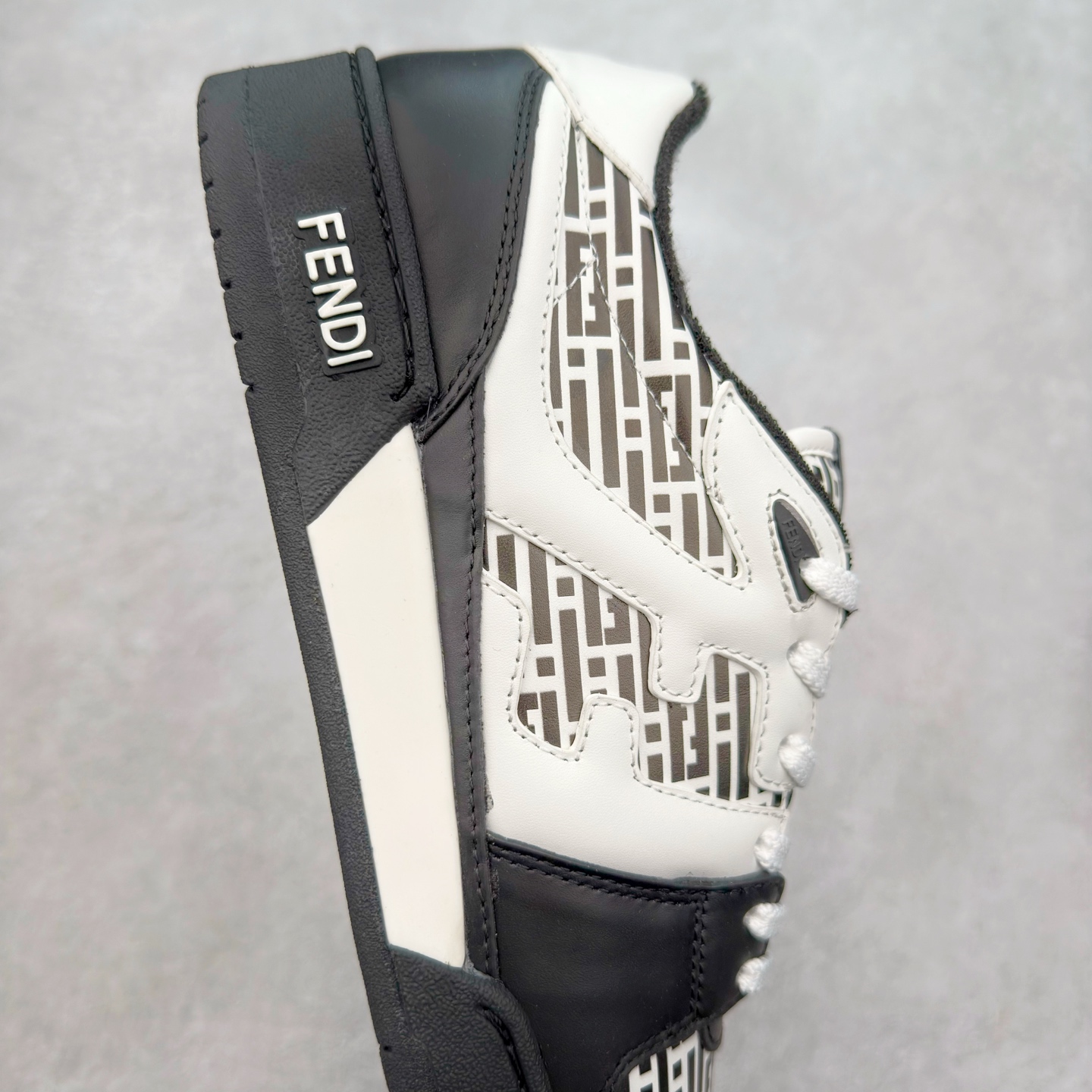 图片[6]-＃纯原 FENDI 芬迪 Match sneaters 魔术贴低帮运动鞋 独家定制 全身20几个细节点全部做到一致还原 吊打市面所有版本 独家原装套装配件官方同源 渠道原装订单 全套专柜包装物及配件#鞋底嵌入核心防伪芯片感应装置 FENDI芬迪match最新爆款情侣款运动鞋板鞋原版购入 高工艺无缝细空胶技术 贴楦误差0.05mm,鞋底采用固特异内外锁死工艺 最大限度弯折永不开胶 原鞋一致效果环保无味 鞋面采用麂皮和皮革拼接组合 logo内里采用毛巾绒里 上脚超级柔软 轻便 舒适搭配卫衣 尺码：35 36 37 38 39 40 41 42 43 44 45-选品中心