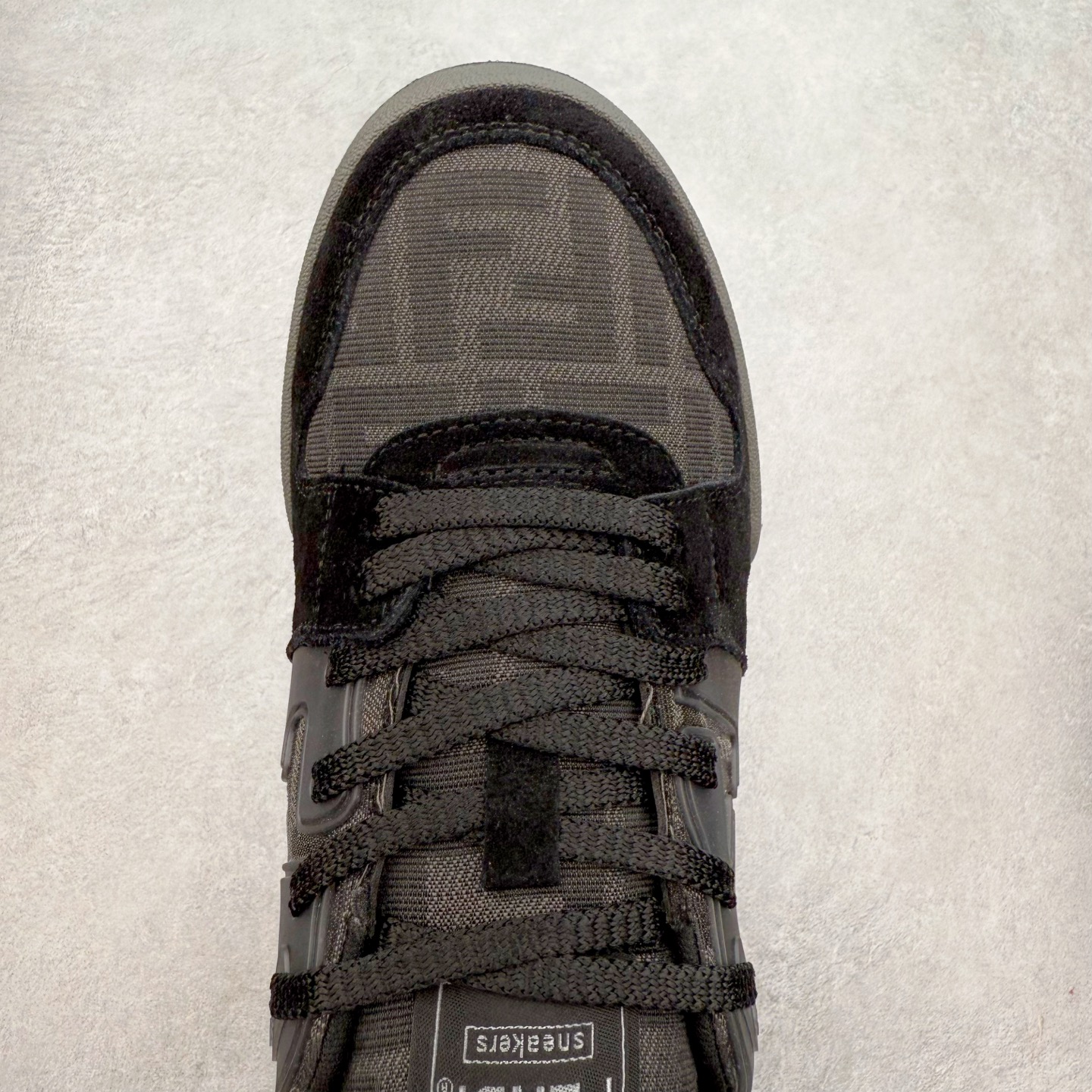 图片[4]-＃纯原 FENDI 芬迪 Match sneaters 魔术贴低帮运动鞋 独家定制 全身20几个细节点全部做到一致还原 吊打市面所有版本 独家原装套装配件官方同源 渠道原装订单 全套专柜包装物及配件#鞋底嵌入核心防伪芯片感应装置 FENDI芬迪match最新爆款情侣款运动鞋板鞋原版购入 高工艺无缝细空胶技术 贴楦误差0.05mm,鞋底采用固特异内外锁死工艺 最大限度弯折永不开胶 原鞋一致效果环保无味 鞋面采用麂皮和皮革拼接组合 logo内里采用毛巾绒里 上脚超级柔软 轻便 舒适搭配卫衣 尺码：35 36 37 38 39 40 41 42 43 44 45-选品中心