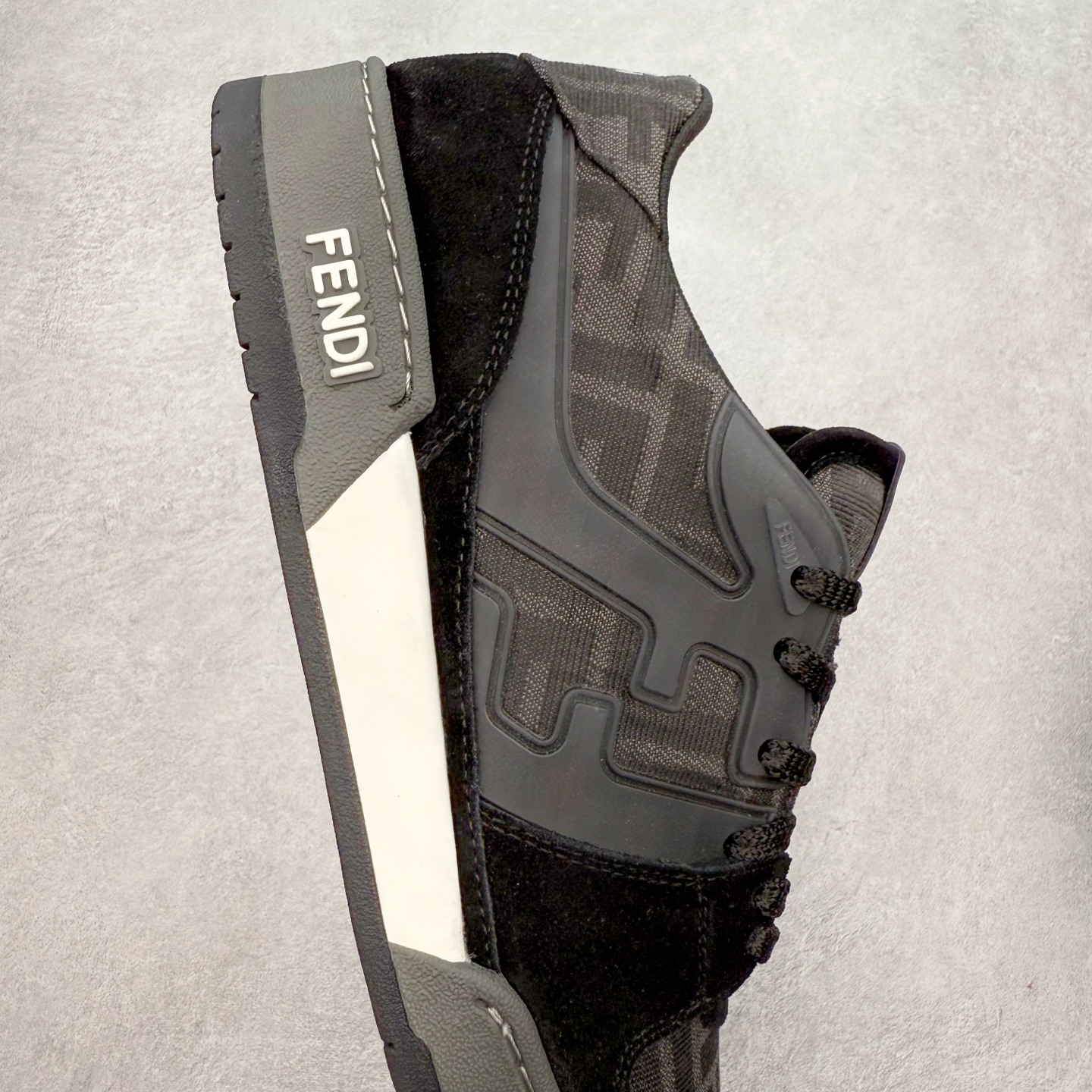图片[6]-＃纯原 FENDI 芬迪 Match sneaters 魔术贴低帮运动鞋 独家定制 全身20几个细节点全部做到一致还原 吊打市面所有版本 独家原装套装配件官方同源 渠道原装订单 全套专柜包装物及配件#鞋底嵌入核心防伪芯片感应装置 FENDI芬迪match最新爆款情侣款运动鞋板鞋原版购入 高工艺无缝细空胶技术 贴楦误差0.05mm,鞋底采用固特异内外锁死工艺 最大限度弯折永不开胶 原鞋一致效果环保无味 鞋面采用麂皮和皮革拼接组合 logo内里采用毛巾绒里 上脚超级柔软 轻便 舒适搭配卫衣 尺码：35 36 37 38 39 40 41 42 43 44 45-选品中心