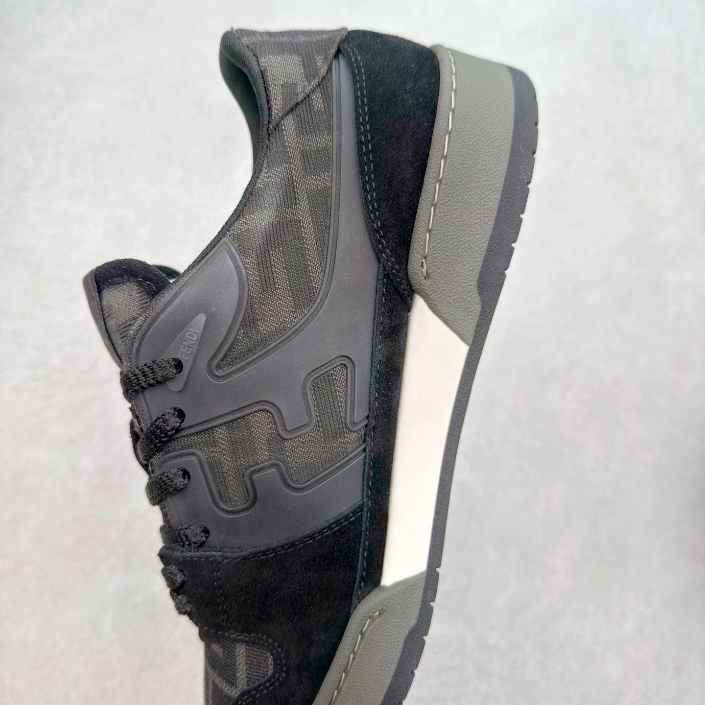 图片[7]-＃纯原 FENDI 芬迪 Match sneaters 魔术贴低帮运动鞋 独家定制 全身20几个细节点全部做到一致还原 吊打市面所有版本 独家原装套装配件官方同源 渠道原装订单 全套专柜包装物及配件#鞋底嵌入核心防伪芯片感应装置 FENDI芬迪match最新爆款情侣款运动鞋板鞋原版购入 高工艺无缝细空胶技术 贴楦误差0.05mm,鞋底采用固特异内外锁死工艺 最大限度弯折永不开胶 原鞋一致效果环保无味 鞋面采用麂皮和皮革拼接组合 logo内里采用毛巾绒里 上脚超级柔软 轻便 舒适搭配卫衣 尺码：35 36 37 38 39 40 41 42 43 44 45-选品中心