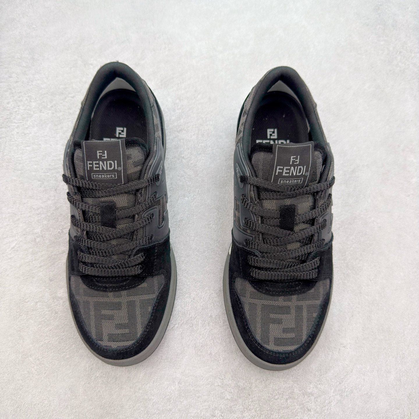 图片[2]-＃纯原 FENDI 芬迪 Match sneaters 魔术贴低帮运动鞋 独家定制 全身20几个细节点全部做到一致还原 吊打市面所有版本 独家原装套装配件官方同源 渠道原装订单 全套专柜包装物及配件#鞋底嵌入核心防伪芯片感应装置 FENDI芬迪match最新爆款情侣款运动鞋板鞋原版购入 高工艺无缝细空胶技术 贴楦误差0.05mm,鞋底采用固特异内外锁死工艺 最大限度弯折永不开胶 原鞋一致效果环保无味 鞋面采用麂皮和皮革拼接组合 logo内里采用毛巾绒里 上脚超级柔软 轻便 舒适搭配卫衣 尺码：35 36 37 38 39 40 41 42 43 44 45-选品中心