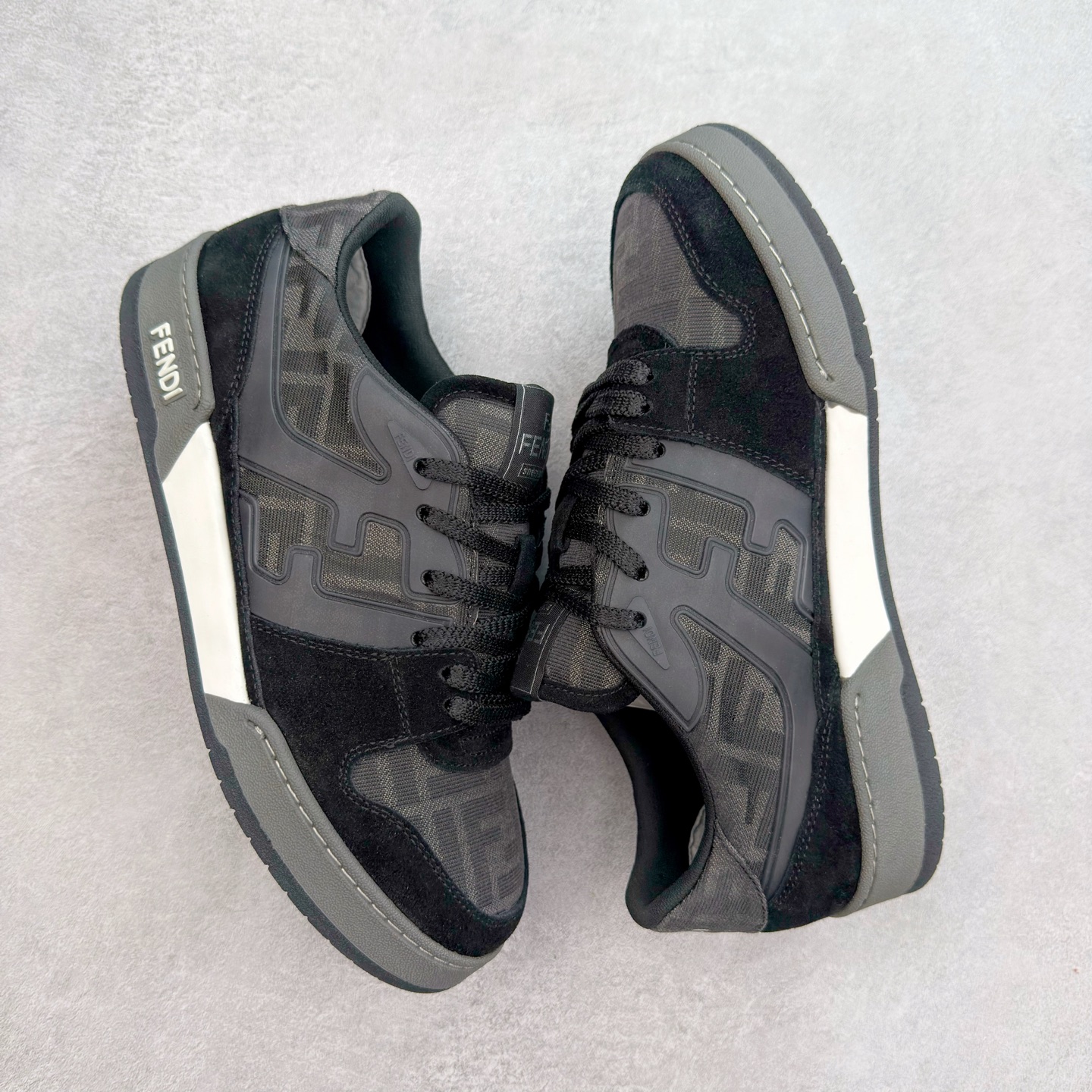 图片[3]-＃纯原 FENDI 芬迪 Match sneaters 魔术贴低帮运动鞋 独家定制 全身20几个细节点全部做到一致还原 吊打市面所有版本 独家原装套装配件官方同源 渠道原装订单 全套专柜包装物及配件#鞋底嵌入核心防伪芯片感应装置 FENDI芬迪match最新爆款情侣款运动鞋板鞋原版购入 高工艺无缝细空胶技术 贴楦误差0.05mm,鞋底采用固特异内外锁死工艺 最大限度弯折永不开胶 原鞋一致效果环保无味 鞋面采用麂皮和皮革拼接组合 logo内里采用毛巾绒里 上脚超级柔软 轻便 舒适搭配卫衣 尺码：35 36 37 38 39 40 41 42 43 44 45-选品中心