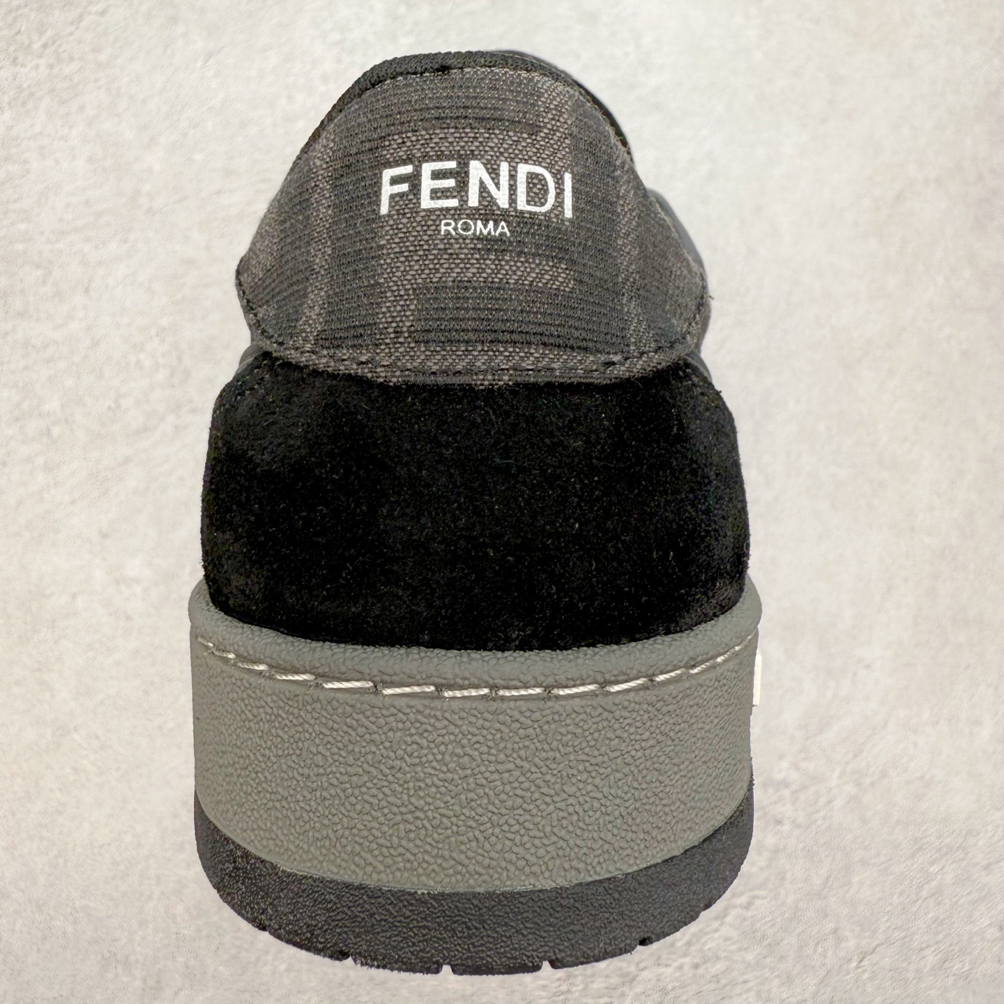 图片[8]-＃纯原 FENDI 芬迪 Match sneaters 魔术贴低帮运动鞋 独家定制 全身20几个细节点全部做到一致还原 吊打市面所有版本 独家原装套装配件官方同源 渠道原装订单 全套专柜包装物及配件#鞋底嵌入核心防伪芯片感应装置 FENDI芬迪match最新爆款情侣款运动鞋板鞋原版购入 高工艺无缝细空胶技术 贴楦误差0.05mm,鞋底采用固特异内外锁死工艺 最大限度弯折永不开胶 原鞋一致效果环保无味 鞋面采用麂皮和皮革拼接组合 logo内里采用毛巾绒里 上脚超级柔软 轻便 舒适搭配卫衣 尺码：35 36 37 38 39 40 41 42 43 44 45-选品中心