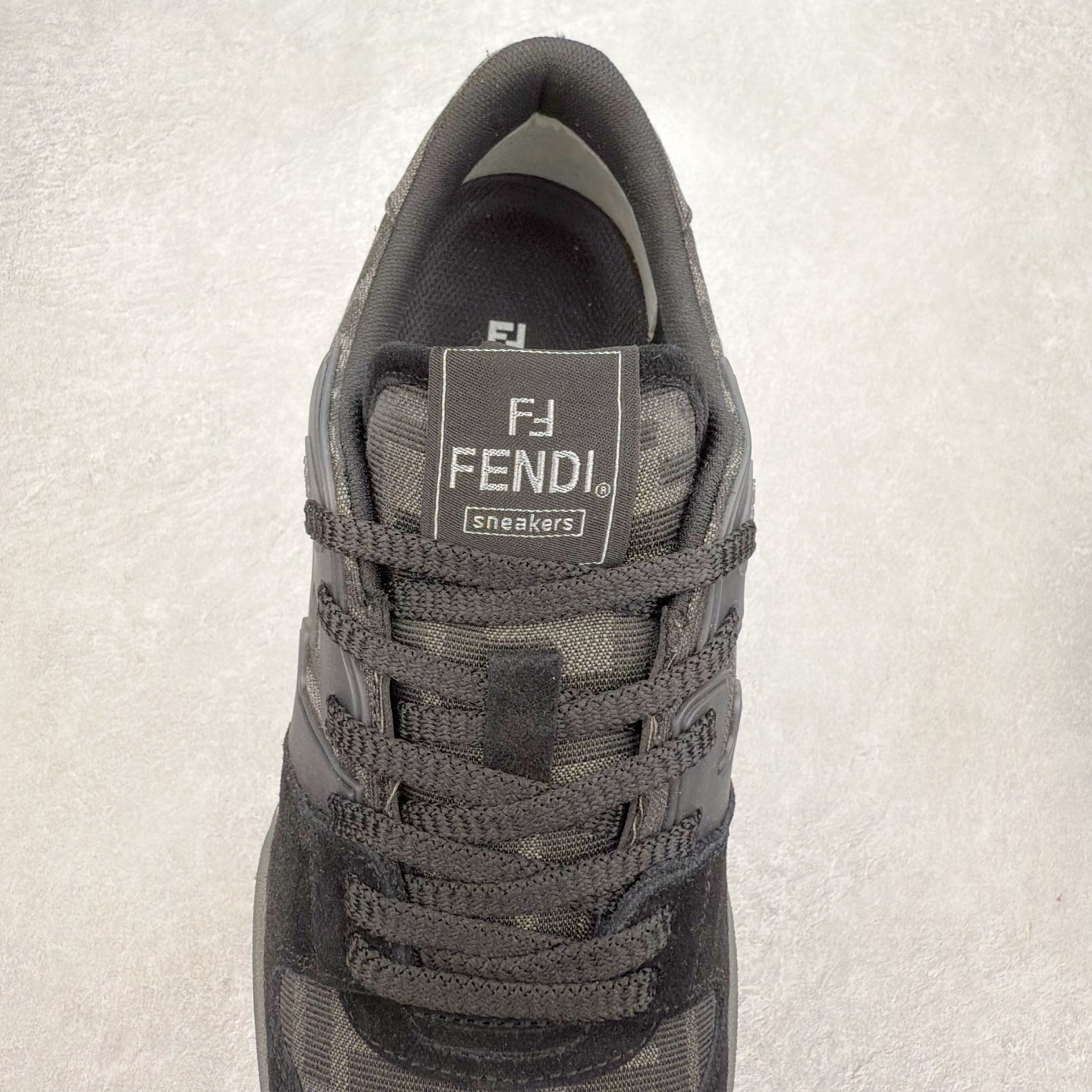 图片[5]-＃纯原 FENDI 芬迪 Match sneaters 魔术贴低帮运动鞋 独家定制 全身20几个细节点全部做到一致还原 吊打市面所有版本 独家原装套装配件官方同源 渠道原装订单 全套专柜包装物及配件#鞋底嵌入核心防伪芯片感应装置 FENDI芬迪match最新爆款情侣款运动鞋板鞋原版购入 高工艺无缝细空胶技术 贴楦误差0.05mm,鞋底采用固特异内外锁死工艺 最大限度弯折永不开胶 原鞋一致效果环保无味 鞋面采用麂皮和皮革拼接组合 logo内里采用毛巾绒里 上脚超级柔软 轻便 舒适搭配卫衣 尺码：35 36 37 38 39 40 41 42 43 44 45-选品中心