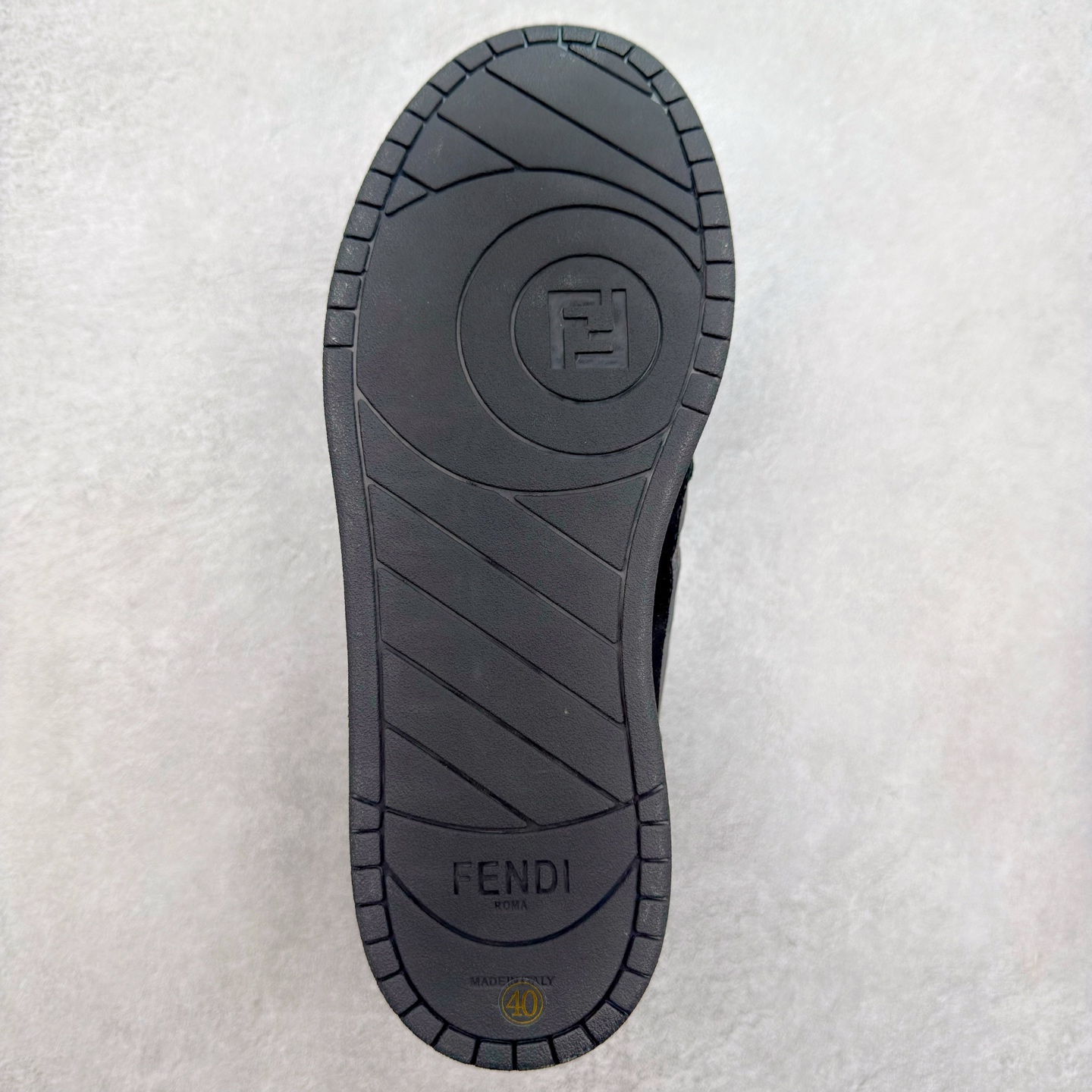 图片[9]-＃纯原 FENDI 芬迪 Match sneaters 魔术贴低帮运动鞋 独家定制 全身20几个细节点全部做到一致还原 吊打市面所有版本 独家原装套装配件官方同源 渠道原装订单 全套专柜包装物及配件#鞋底嵌入核心防伪芯片感应装置 FENDI芬迪match最新爆款情侣款运动鞋板鞋原版购入 高工艺无缝细空胶技术 贴楦误差0.05mm,鞋底采用固特异内外锁死工艺 最大限度弯折永不开胶 原鞋一致效果环保无味 鞋面采用麂皮和皮革拼接组合 logo内里采用毛巾绒里 上脚超级柔软 轻便 舒适搭配卫衣 尺码：35 36 37 38 39 40 41 42 43 44 45-选品中心