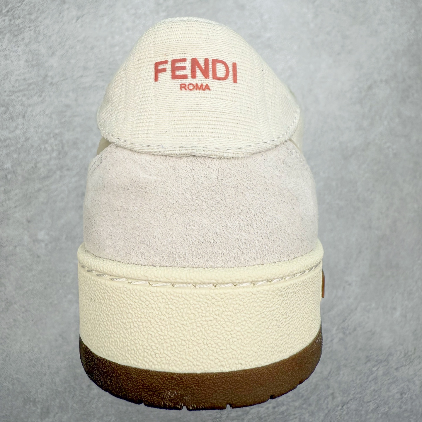 图片[8]-＃纯原 FENDI 芬迪 Match sneaters 魔术贴低帮运动鞋 独家定制 全身20几个细节点全部做到一致还原 吊打市面所有版本 独家原装套装配件官方同源 渠道原装订单 全套专柜包装物及配件#鞋底嵌入核心防伪芯片感应装置 FENDI芬迪match最新爆款情侣款运动鞋板鞋原版购入 高工艺无缝细空胶技术 贴楦误差0.05mm,鞋底采用固特异内外锁死工艺 最大限度弯折永不开胶 原鞋一致效果环保无味 鞋面采用麂皮和皮革拼接组合 logo内里采用毛巾绒里 上脚超级柔软 轻便 舒适搭配卫衣 尺码：35 36 37 38 39 40 41 42 43 44 45-选品中心