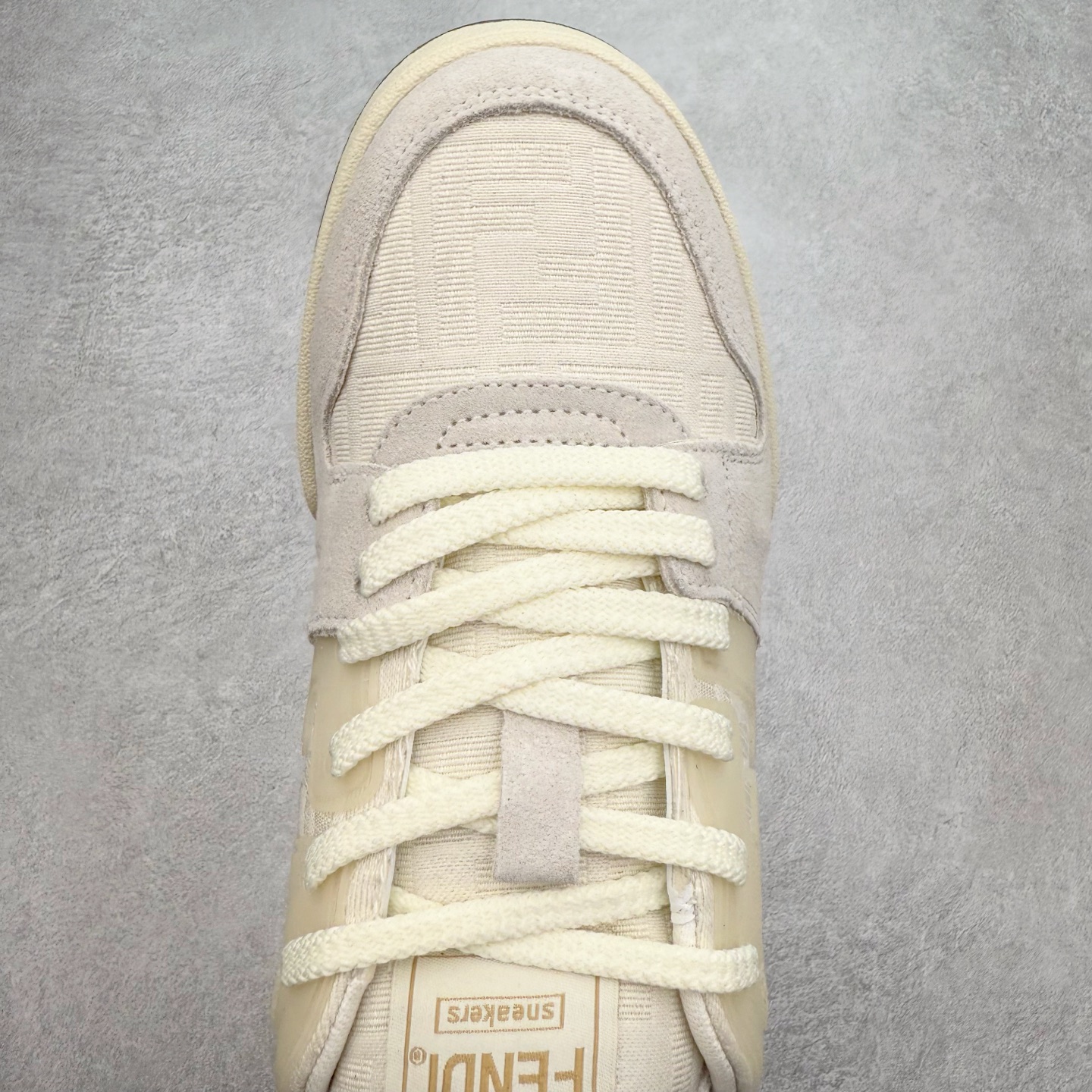 图片[4]-＃纯原 FENDI 芬迪 Match sneaters 魔术贴低帮运动鞋 独家定制 全身20几个细节点全部做到一致还原 吊打市面所有版本 独家原装套装配件官方同源 渠道原装订单 全套专柜包装物及配件#鞋底嵌入核心防伪芯片感应装置 FENDI芬迪match最新爆款情侣款运动鞋板鞋原版购入 高工艺无缝细空胶技术 贴楦误差0.05mm,鞋底采用固特异内外锁死工艺 最大限度弯折永不开胶 原鞋一致效果环保无味 鞋面采用麂皮和皮革拼接组合 logo内里采用毛巾绒里 上脚超级柔软 轻便 舒适搭配卫衣 尺码：35 36 37 38 39 40 41 42 43 44 45-选品中心