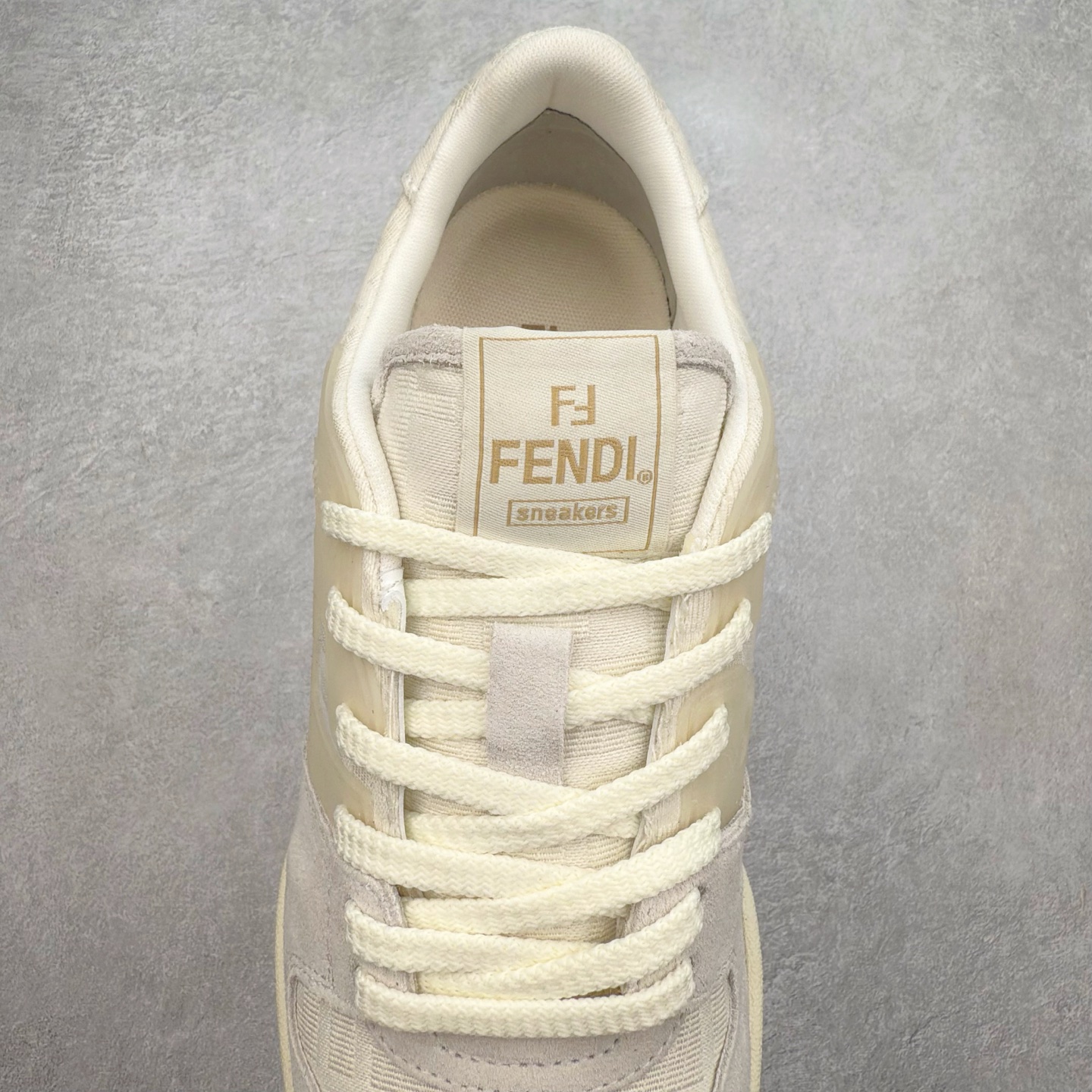 图片[5]-＃纯原 FENDI 芬迪 Match sneaters 魔术贴低帮运动鞋 独家定制 全身20几个细节点全部做到一致还原 吊打市面所有版本 独家原装套装配件官方同源 渠道原装订单 全套专柜包装物及配件#鞋底嵌入核心防伪芯片感应装置 FENDI芬迪match最新爆款情侣款运动鞋板鞋原版购入 高工艺无缝细空胶技术 贴楦误差0.05mm,鞋底采用固特异内外锁死工艺 最大限度弯折永不开胶 原鞋一致效果环保无味 鞋面采用麂皮和皮革拼接组合 logo内里采用毛巾绒里 上脚超级柔软 轻便 舒适搭配卫衣 尺码：35 36 37 38 39 40 41 42 43 44 45-选品中心