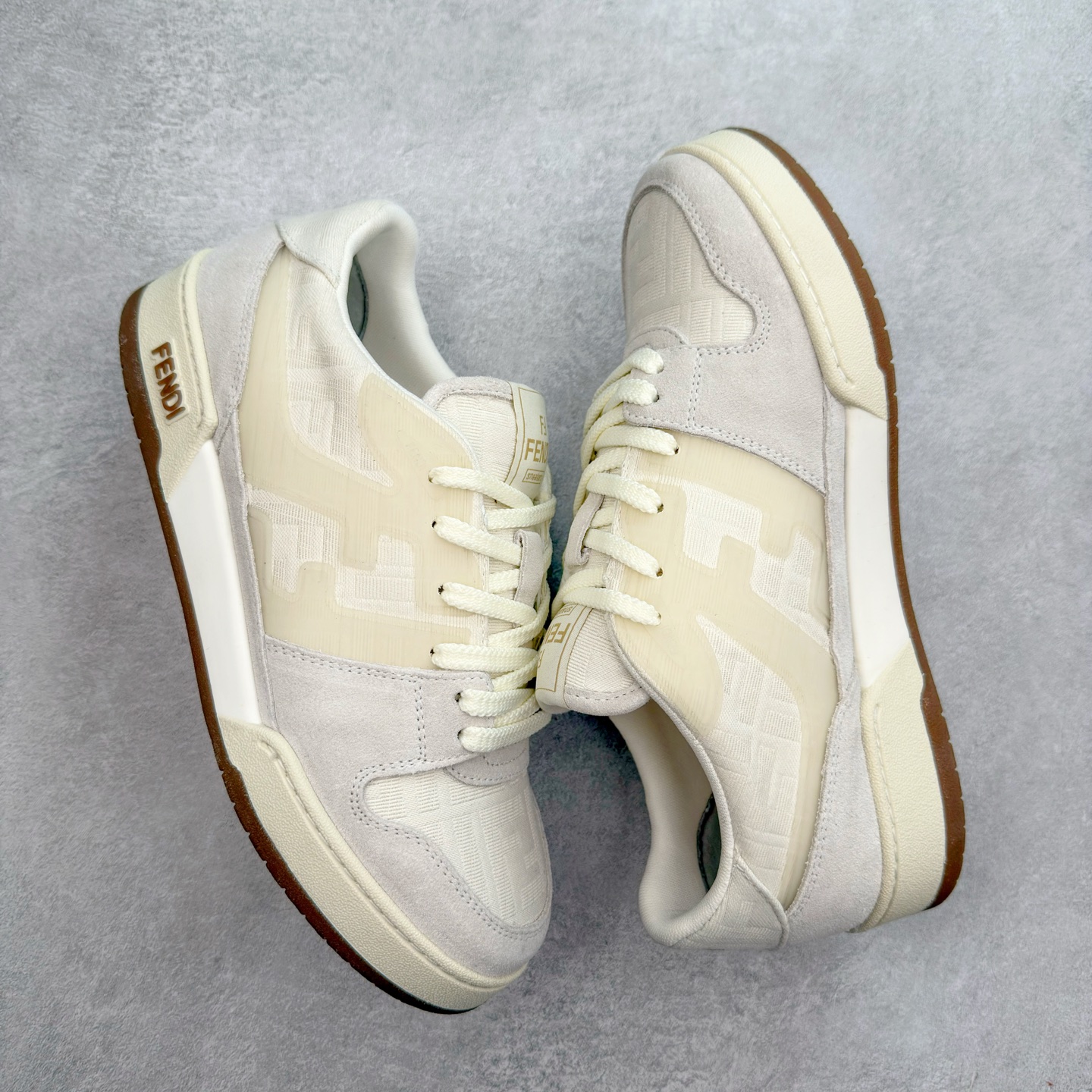 图片[3]-＃纯原 FENDI 芬迪 Match sneaters 魔术贴低帮运动鞋 独家定制 全身20几个细节点全部做到一致还原 吊打市面所有版本 独家原装套装配件官方同源 渠道原装订单 全套专柜包装物及配件#鞋底嵌入核心防伪芯片感应装置 FENDI芬迪match最新爆款情侣款运动鞋板鞋原版购入 高工艺无缝细空胶技术 贴楦误差0.05mm,鞋底采用固特异内外锁死工艺 最大限度弯折永不开胶 原鞋一致效果环保无味 鞋面采用麂皮和皮革拼接组合 logo内里采用毛巾绒里 上脚超级柔软 轻便 舒适搭配卫衣 尺码：35 36 37 38 39 40 41 42 43 44 45-选品中心