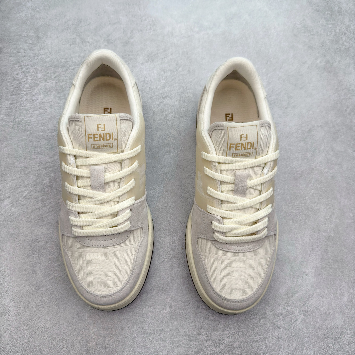 图片[2]-＃纯原 FENDI 芬迪 Match sneaters 魔术贴低帮运动鞋 独家定制 全身20几个细节点全部做到一致还原 吊打市面所有版本 独家原装套装配件官方同源 渠道原装订单 全套专柜包装物及配件#鞋底嵌入核心防伪芯片感应装置 FENDI芬迪match最新爆款情侣款运动鞋板鞋原版购入 高工艺无缝细空胶技术 贴楦误差0.05mm,鞋底采用固特异内外锁死工艺 最大限度弯折永不开胶 原鞋一致效果环保无味 鞋面采用麂皮和皮革拼接组合 logo内里采用毛巾绒里 上脚超级柔软 轻便 舒适搭配卫衣 尺码：35 36 37 38 39 40 41 42 43 44 45-选品中心