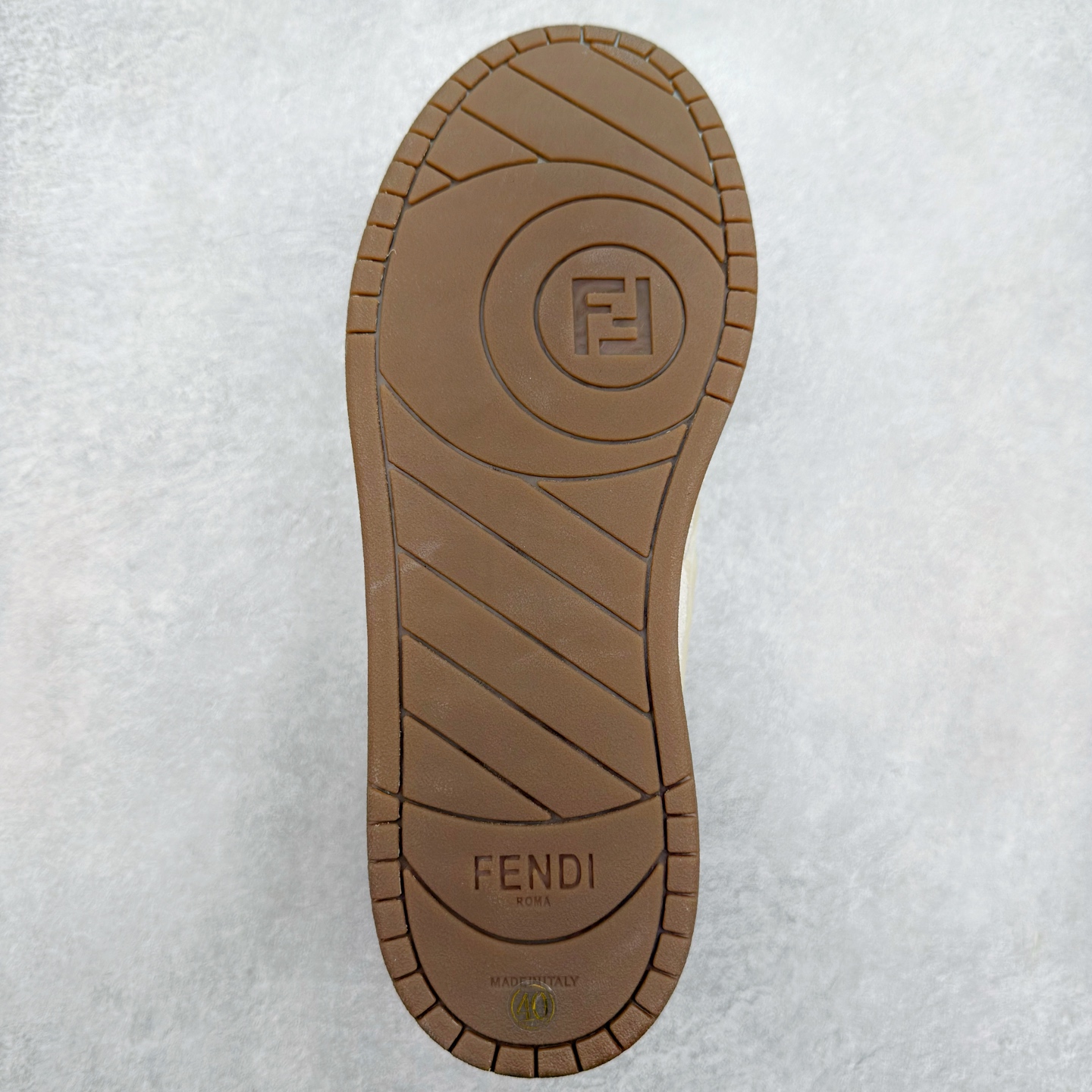 图片[9]-＃纯原 FENDI 芬迪 Match sneaters 魔术贴低帮运动鞋 独家定制 全身20几个细节点全部做到一致还原 吊打市面所有版本 独家原装套装配件官方同源 渠道原装订单 全套专柜包装物及配件#鞋底嵌入核心防伪芯片感应装置 FENDI芬迪match最新爆款情侣款运动鞋板鞋原版购入 高工艺无缝细空胶技术 贴楦误差0.05mm,鞋底采用固特异内外锁死工艺 最大限度弯折永不开胶 原鞋一致效果环保无味 鞋面采用麂皮和皮革拼接组合 logo内里采用毛巾绒里 上脚超级柔软 轻便 舒适搭配卫衣 尺码：35 36 37 38 39 40 41 42 43 44 45-选品中心